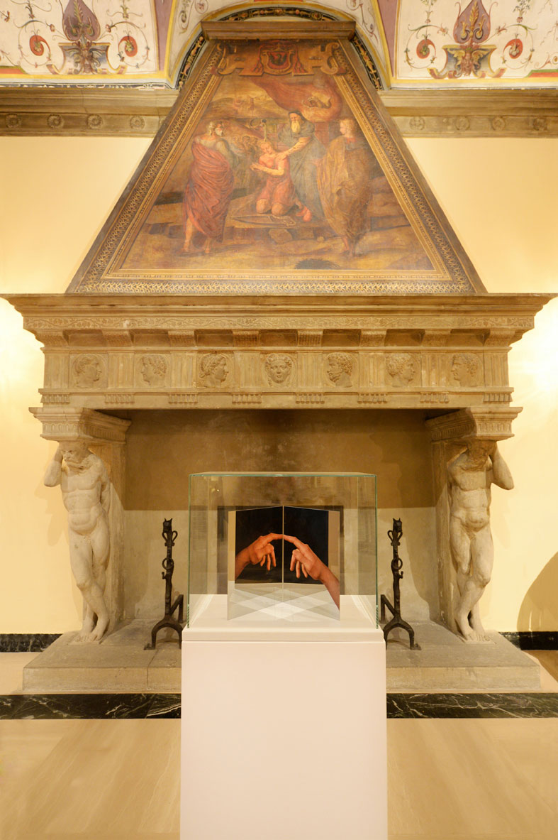 Michelangelo Pistoletto, ConTatto (2017; serigrafia su acciaio inox supermirror, legno, base in marmo, teca in vetro, 22 x 16 x 23 cm; Biella, Collezione Cittadellarte - Fondazione Pistoletto)
