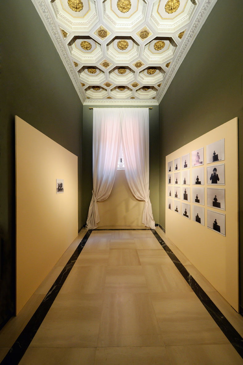 Michelangelo Pistoletto, La conferenza (1975; stampa fotografica su d-bond 21 elementi, 30 x 40 cm; Biella, Collezione Cittadellarte - Fondazione Pistoletto)
