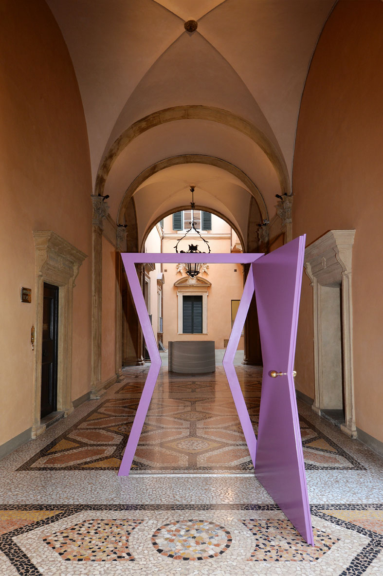 Michelangelo Pistoletto, Porta – Segno Arte (1976 – 1997; ferro e smalto, 230 x 140 cm; Biella, Collezione Cittadellarte - Fondazione Pistoletto)
