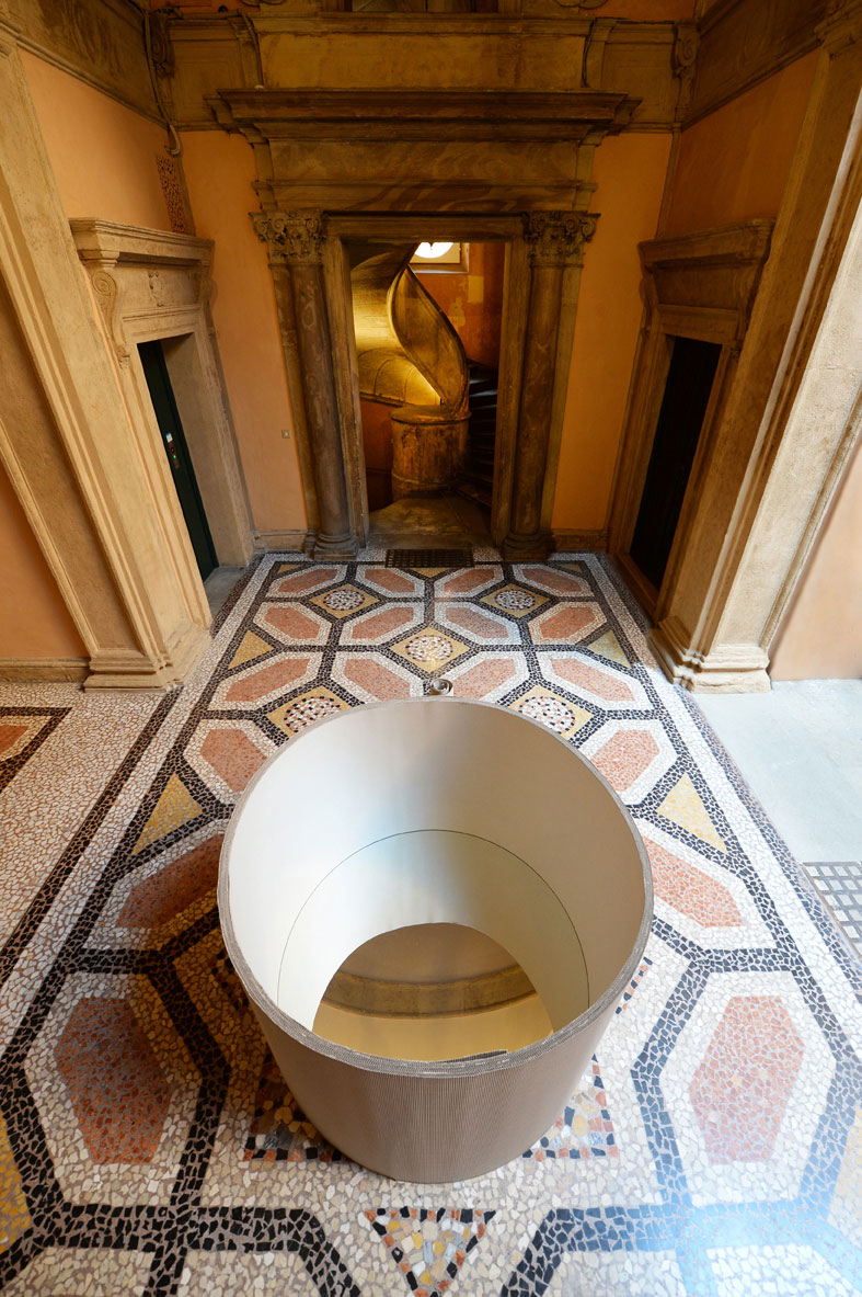 Michelangelo Pistoletto, Pozzo cartone e specchio (Oggetti in meno 1965-66) (1966; cartone ondulato e specchio diametro, 160 cm; Biella, Collezione Cittadellarte - Fondazione Pistoletto)
