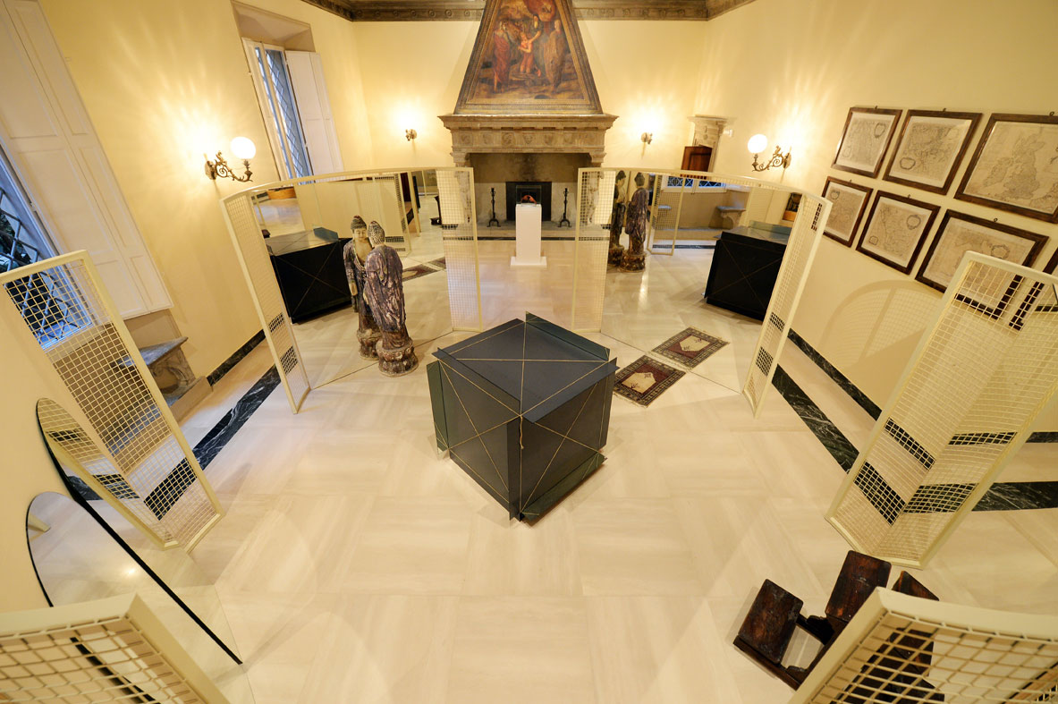 Michelangelo Pistoletto, Il Tempo del Giudizio (2009; ferro, legno, specchio, tappeto, scultura di Buddha, inginocchiatoio ambientali; Biella, Collezione Cittadellarte – Fondazione Pistoletto)
