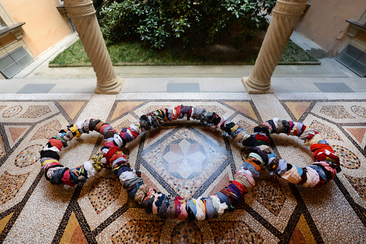 Michelangelo Pistoletto, Il Terzo Paradiso (2017; alluminio e panni smessi, 230 x 530 cm; Collezione privata)
