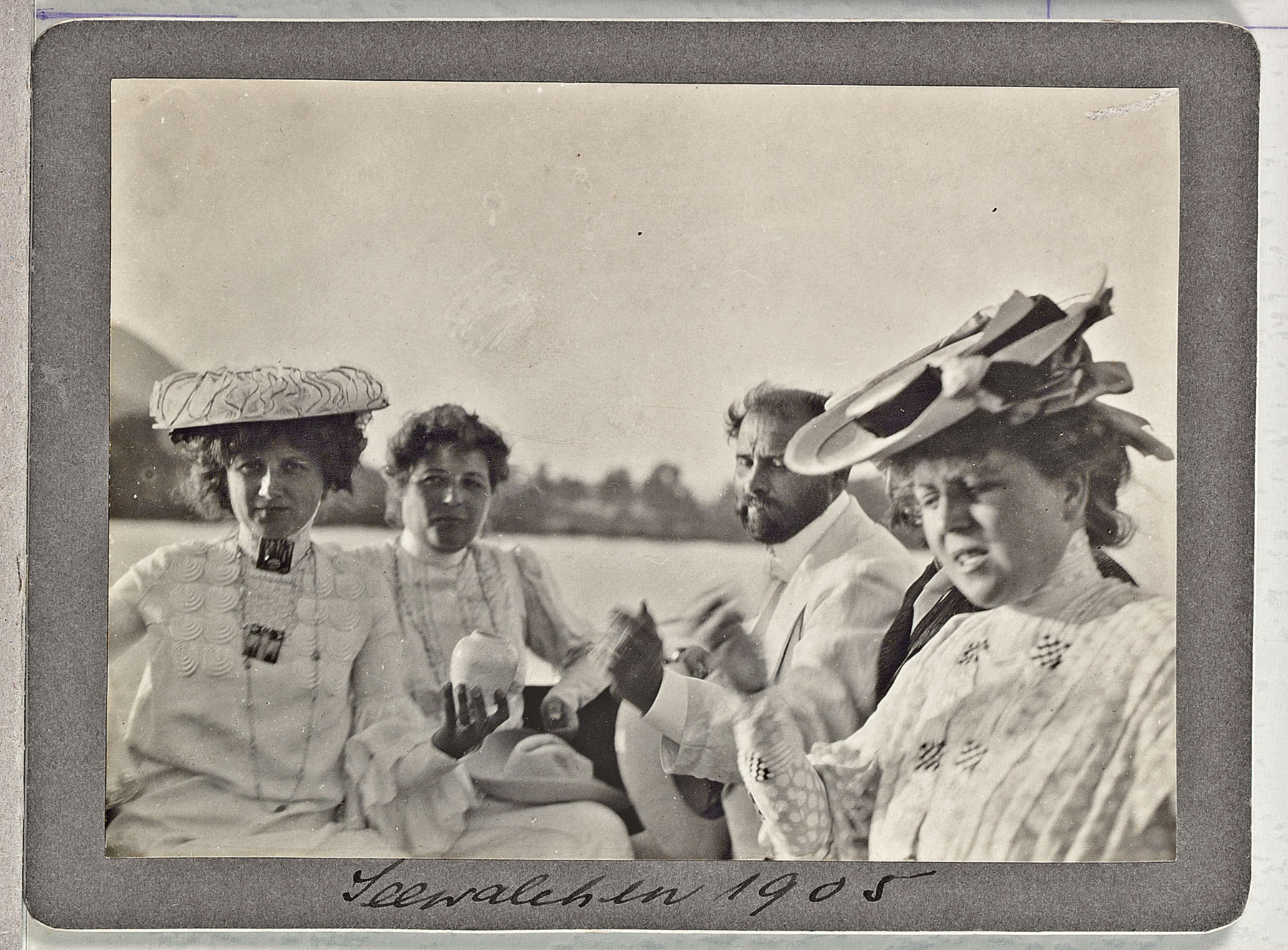 Emilie, Hermine e Pauline FlÃ¶ge, Gustav Klimt e Hermann FlÃ¶ge in barca sull'Attersee fotografati da Emma Bacher (1905) Â©Klimt Foundation,Vienna
