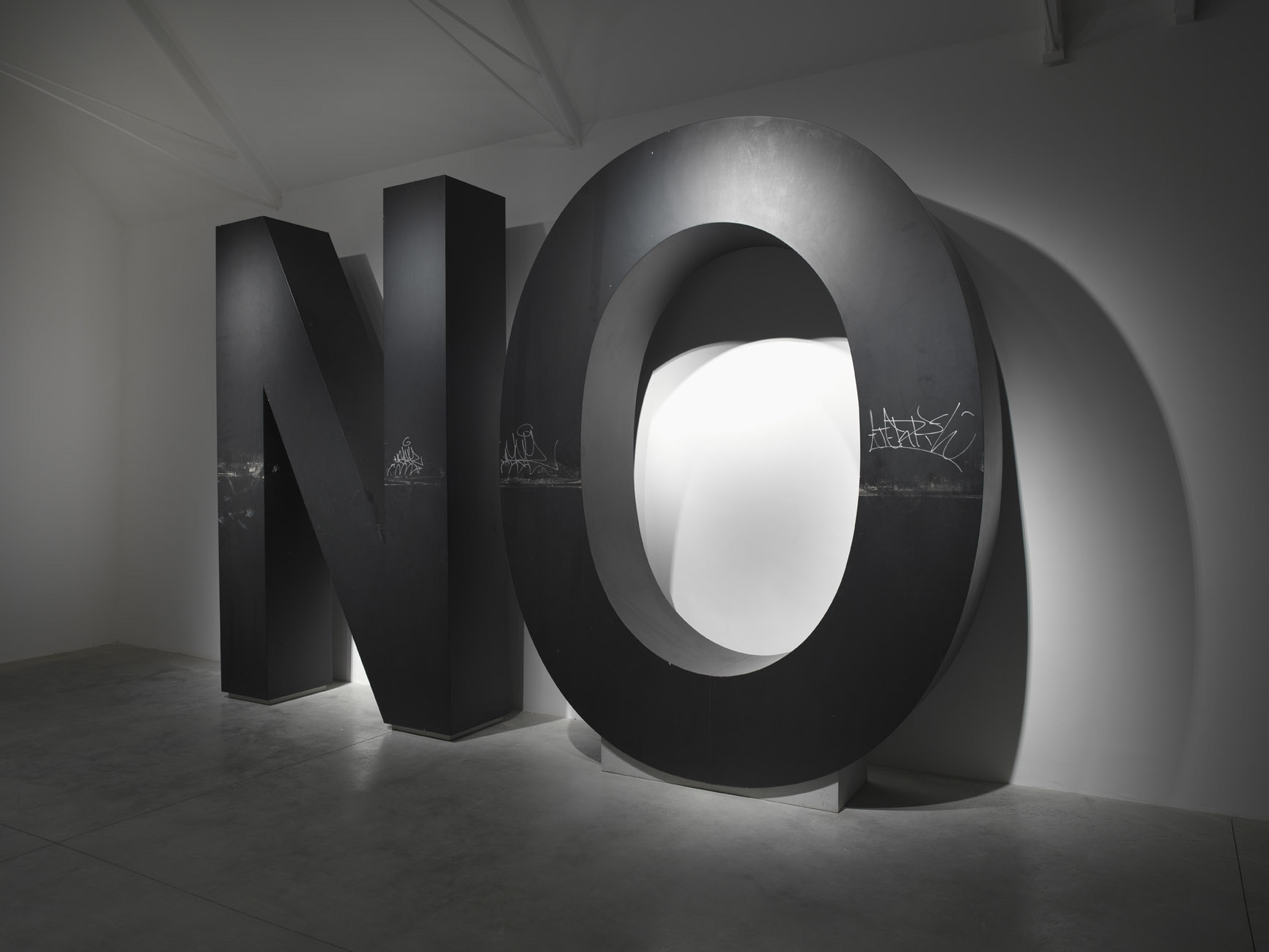 Santiago Sierra, No (2009; legno dipinto, 264 x 470 x 225 cm)
 Santiago Sierra, No (2009; legno dipinto, 264 x 470 x 225 cm)