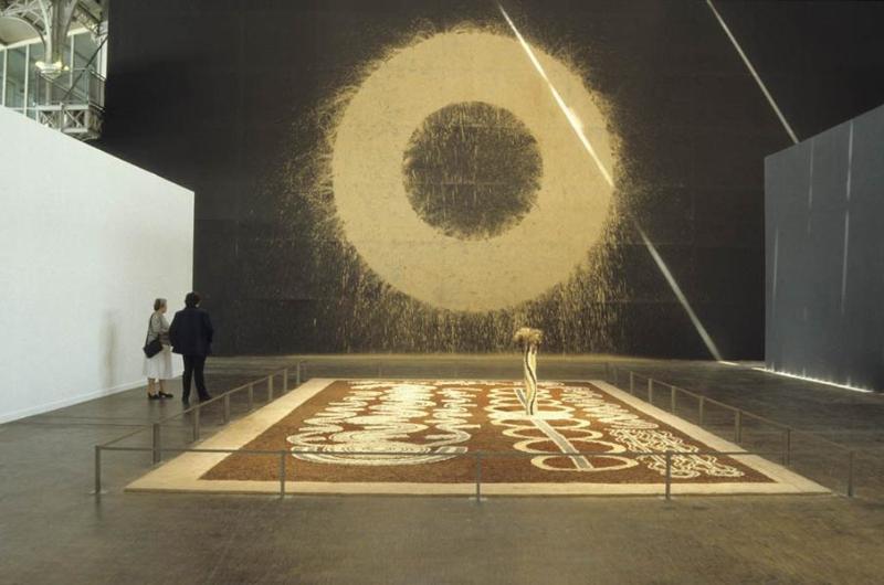 La mostra Magiciens de la terre al Centre Pompidou nel 1989. Foto di Béatrice Hatala
 La mostra Magiciens de la terre al Centre Pompidou nel 1989. Foto di Béatrice Hatala