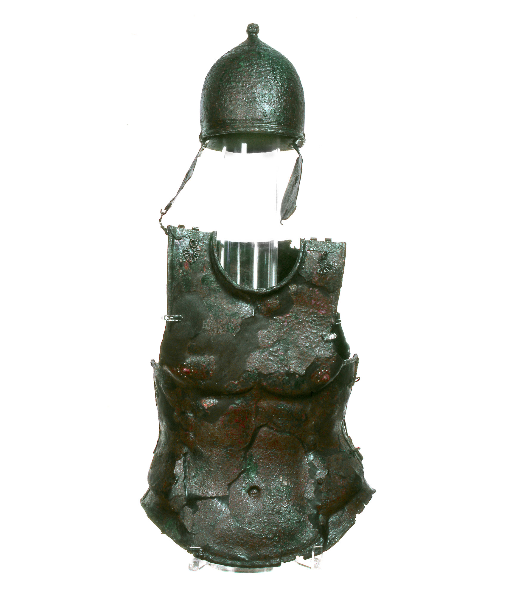 Corredo della Tomba dei due guerrieri, corazza anatomica ed elmo a bottone di dipo Montefortino (III secolo a.C.; bronzo; Melfi, Museo Archeologico Nazionale del Melfese)
