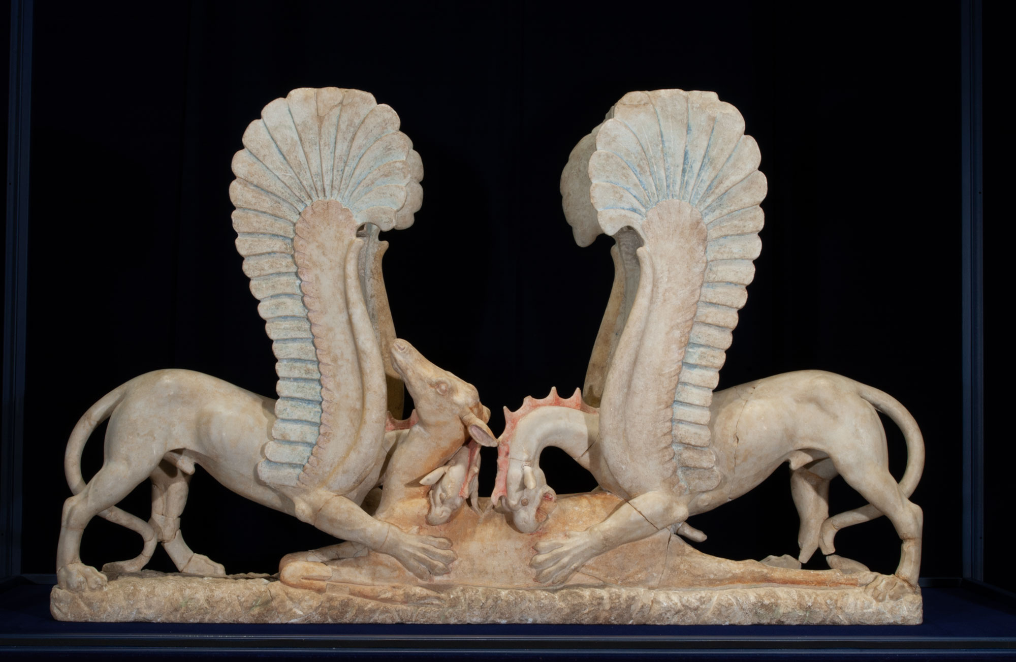 Sostegno di mensa (trapezophoros) con due grifoni che attaccano un cerbiatto (seconda metà del IV secolo a.C.; marmo greco insulare; Ascoli Satriano, Museo Civico)
