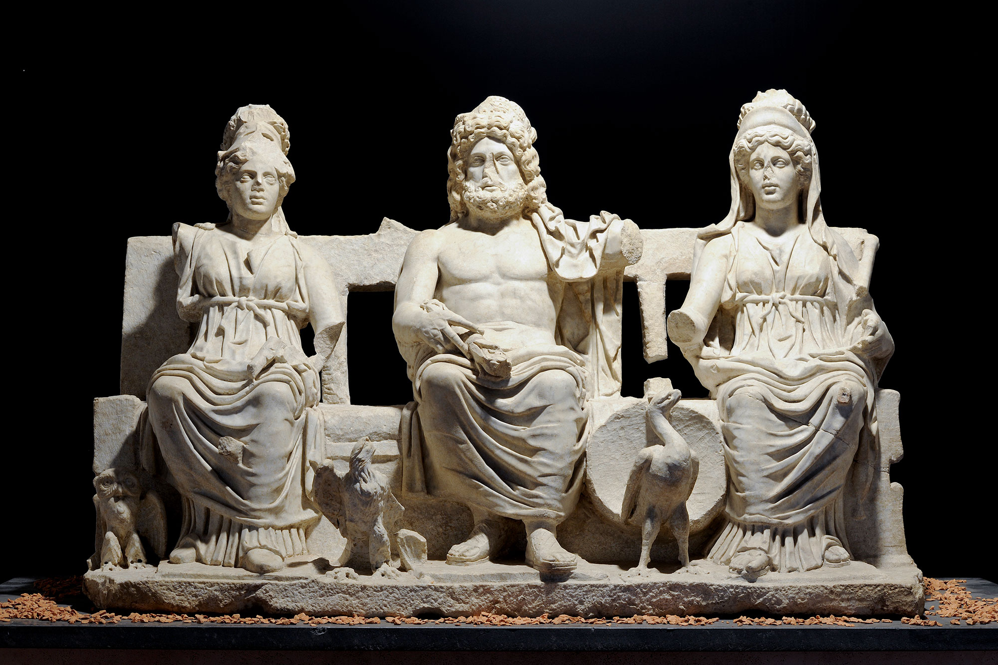 Triade Capitolina (II secolo d.C.; marmo; Guidonia Montecelio, Museo Civico Archeologico Rodolfo Lanciani). Foto di Giovanni Coccia
