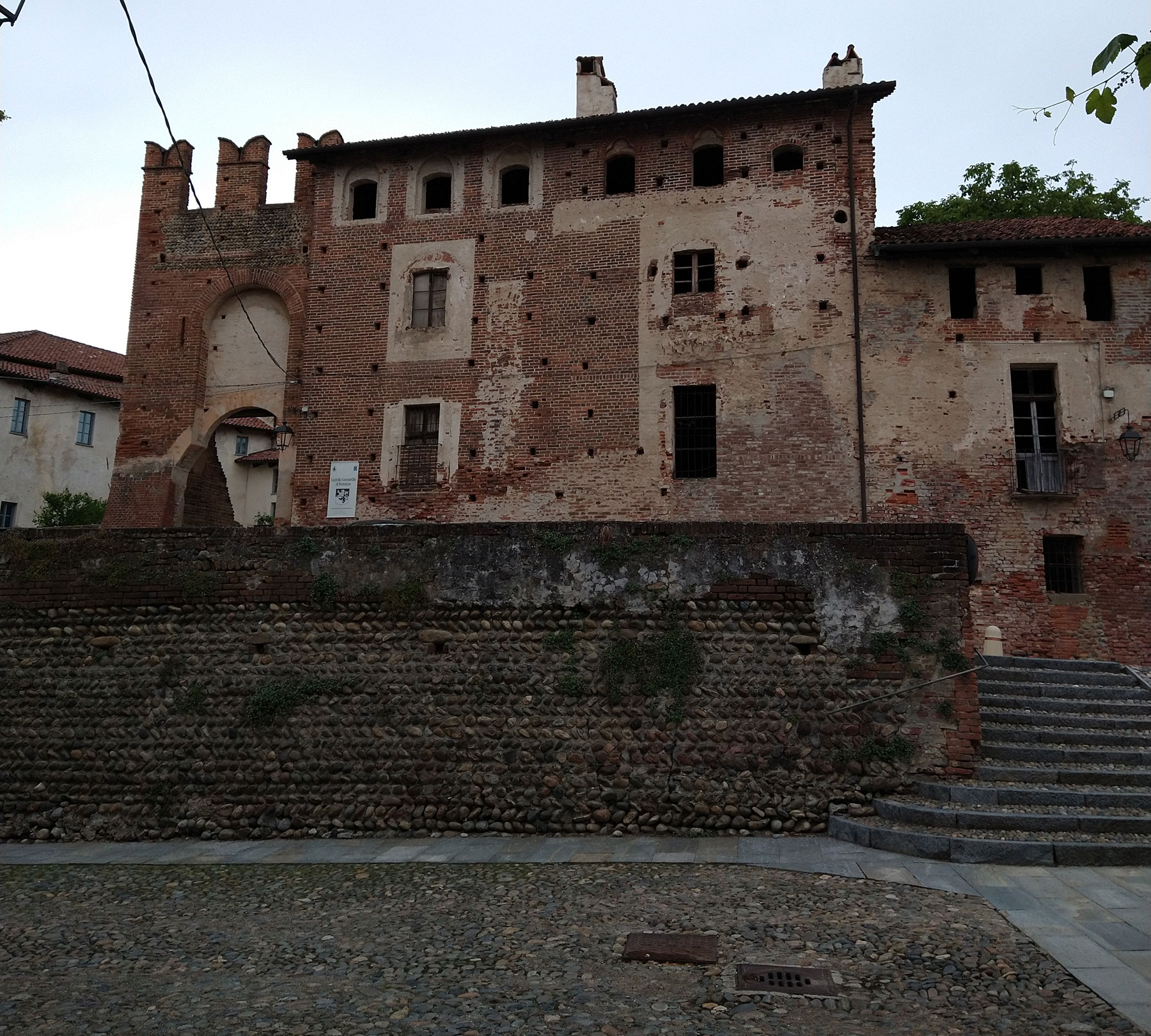 La torre-porta merlata e le caseforti di piazza Caduti
