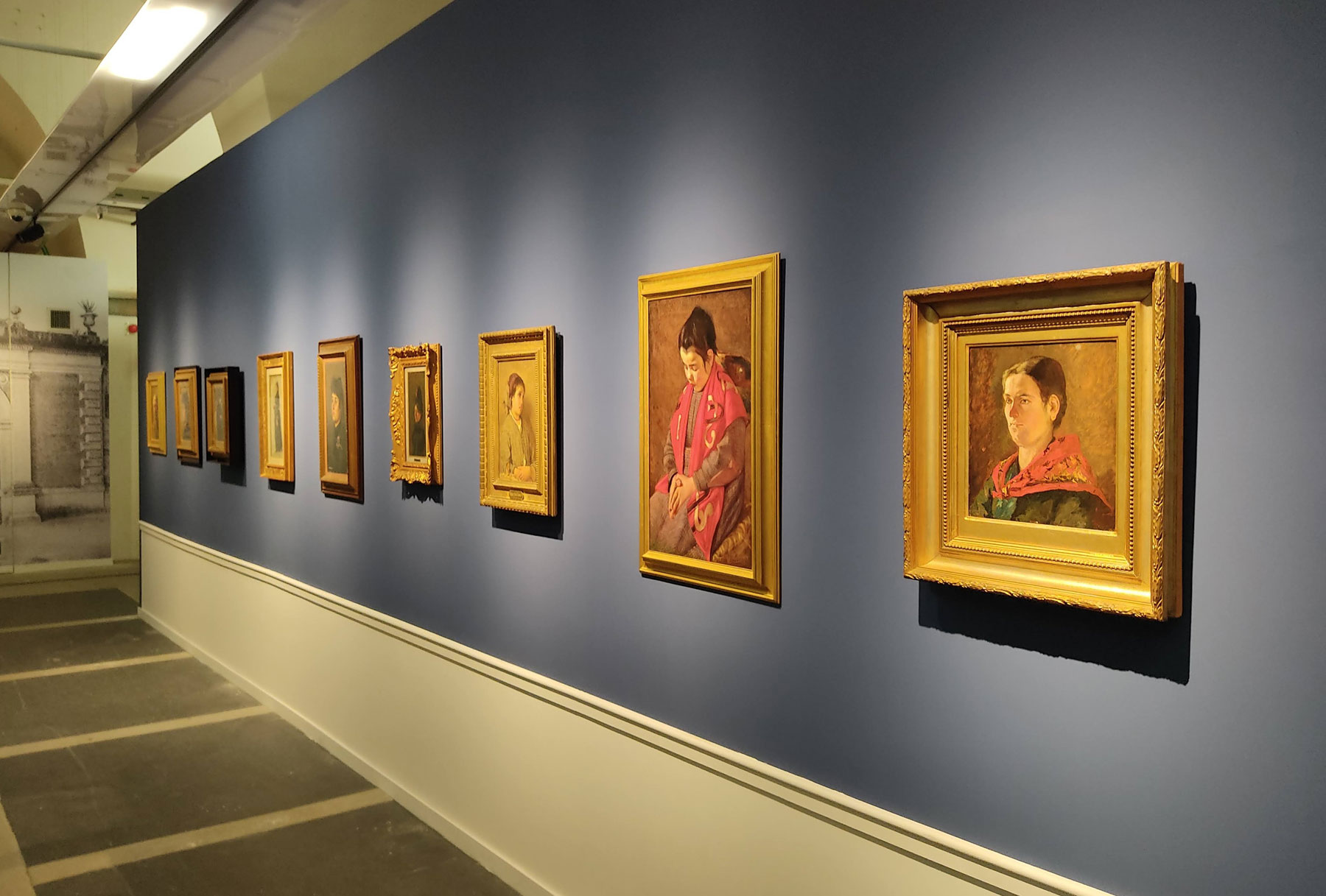 La sezione dei ritratti, la seconda sulla destra Ave Maria di Puccini accostata a Silvestro Lega e Giovanni Fattori
 La sezione dei ritratti, la seconda sulla destra Ave Maria di Puccini accostata a Silvestro Lega e Giovanni Fattori