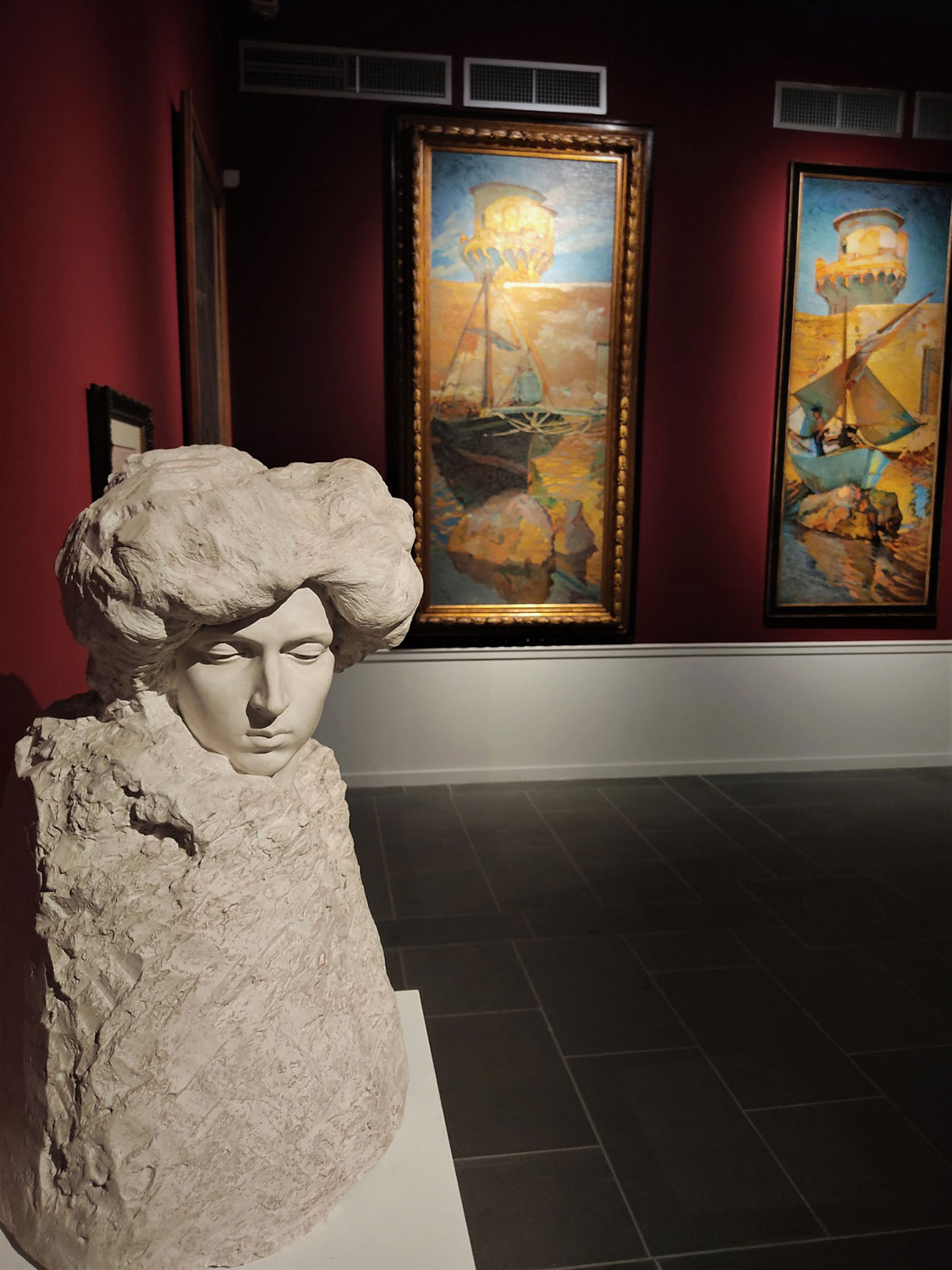 Umberto Fioravanti, Busto femminile, 1909, sullo sfondo Puccini 
 Umberto Fioravanti, Busto femminile, 1909, sullo sfondo Puccini