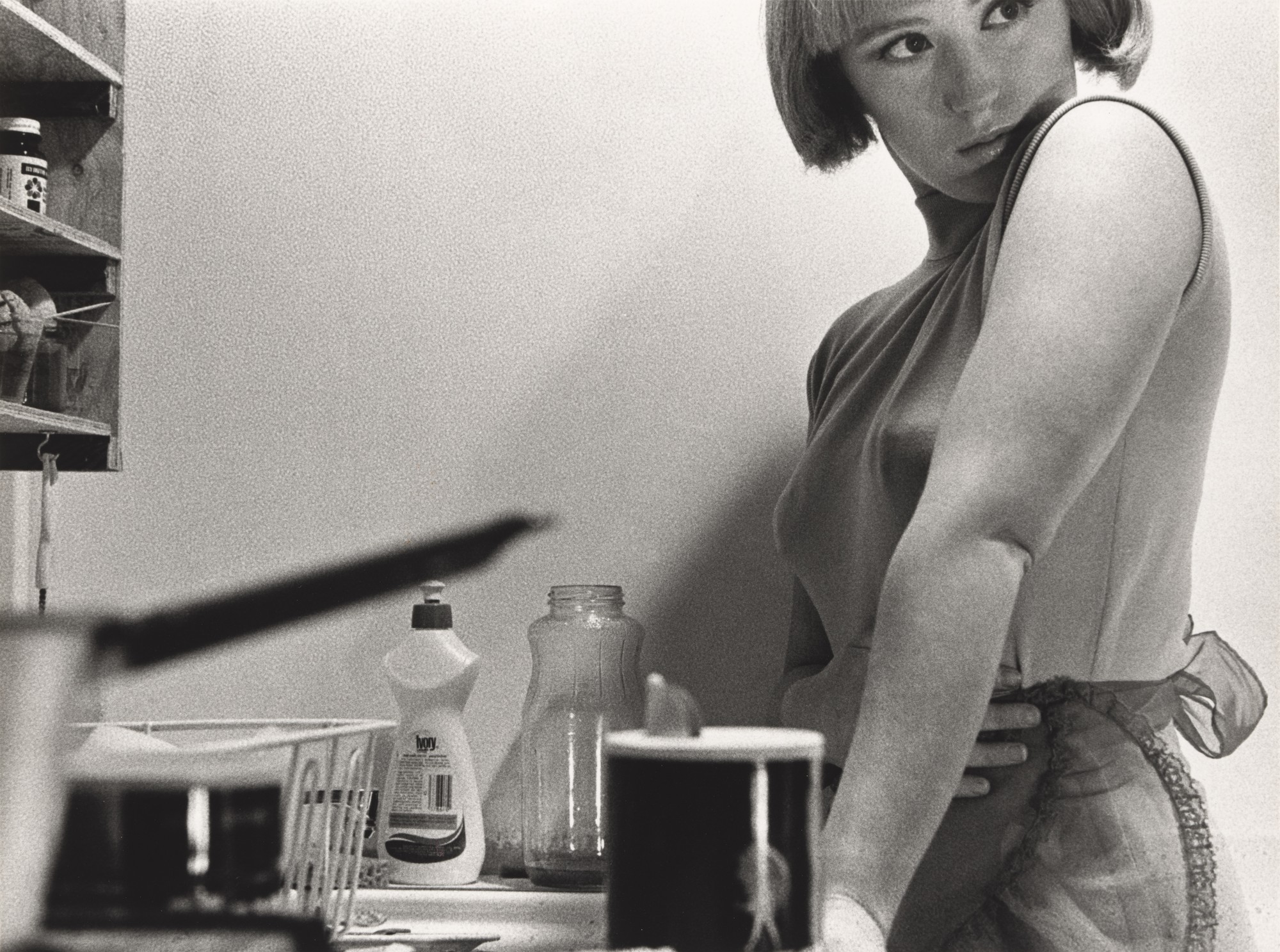 Cindy Sherman, Untitled Film Still #3 (1977; stampa alla gelatina d'argento, 16,19 x 23,5 cm; Los Angeles, LACMA)
