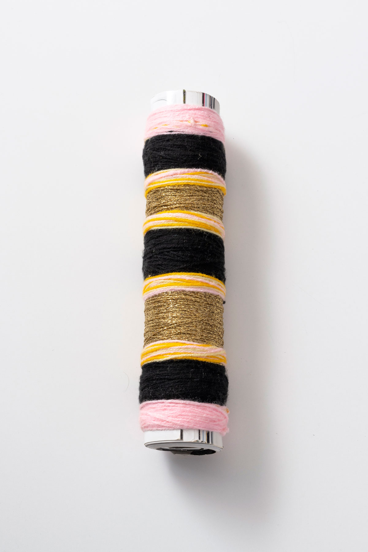 Matteo Nasini, Stringimi che andiamo (2020; lana acrilica e fili di cotone su Vogue). Courtesy l’artista e Clima Gallery, Milano. Foto di Giorgio Benni
