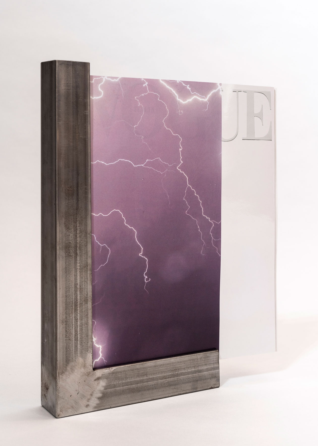 Patrick Tuttofuoco, Windows (2020; profilo di acciaio, fotografia adesiva su copertina). Courtesy l’artista. Foto di Giorgio Benni
