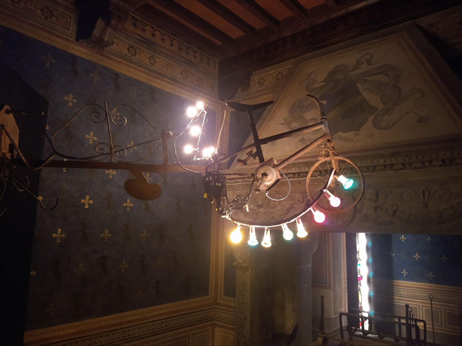 Jean Tinguely, Lampada (1993; ferro e lampadine colorate; Collezione Il Giardino dei Tarocchi)
