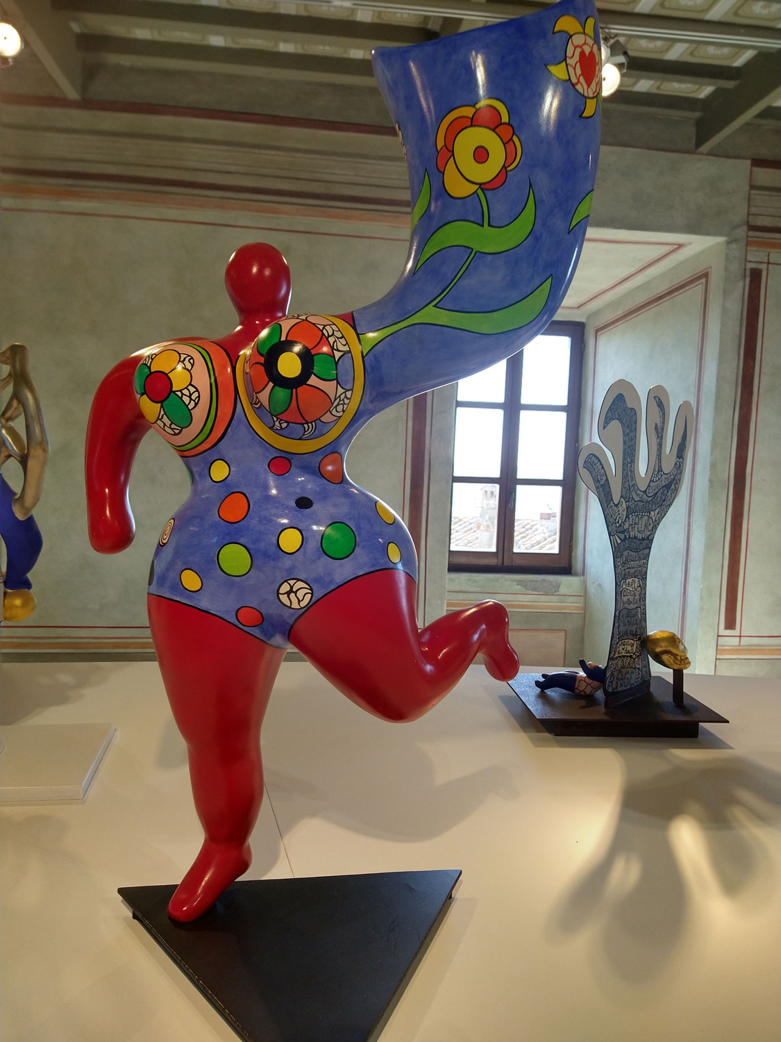 Niki de Saint Phalle, Angel Vase (1993; poliestere dipinto e vaso in ceramica; Collezione privata)
