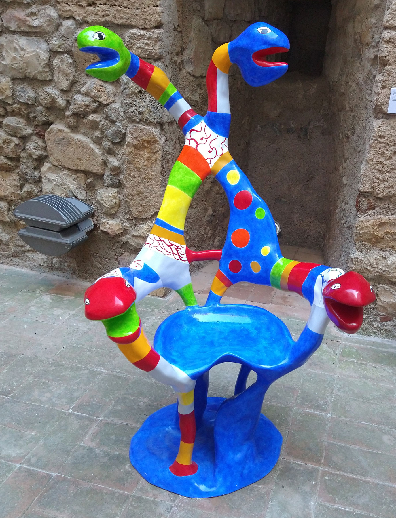 Niki de Saint Phalle, Fauteuil Serpent (1992; resina epodissica dipinta; Collezione Il Giardino dei Tarocchi)
