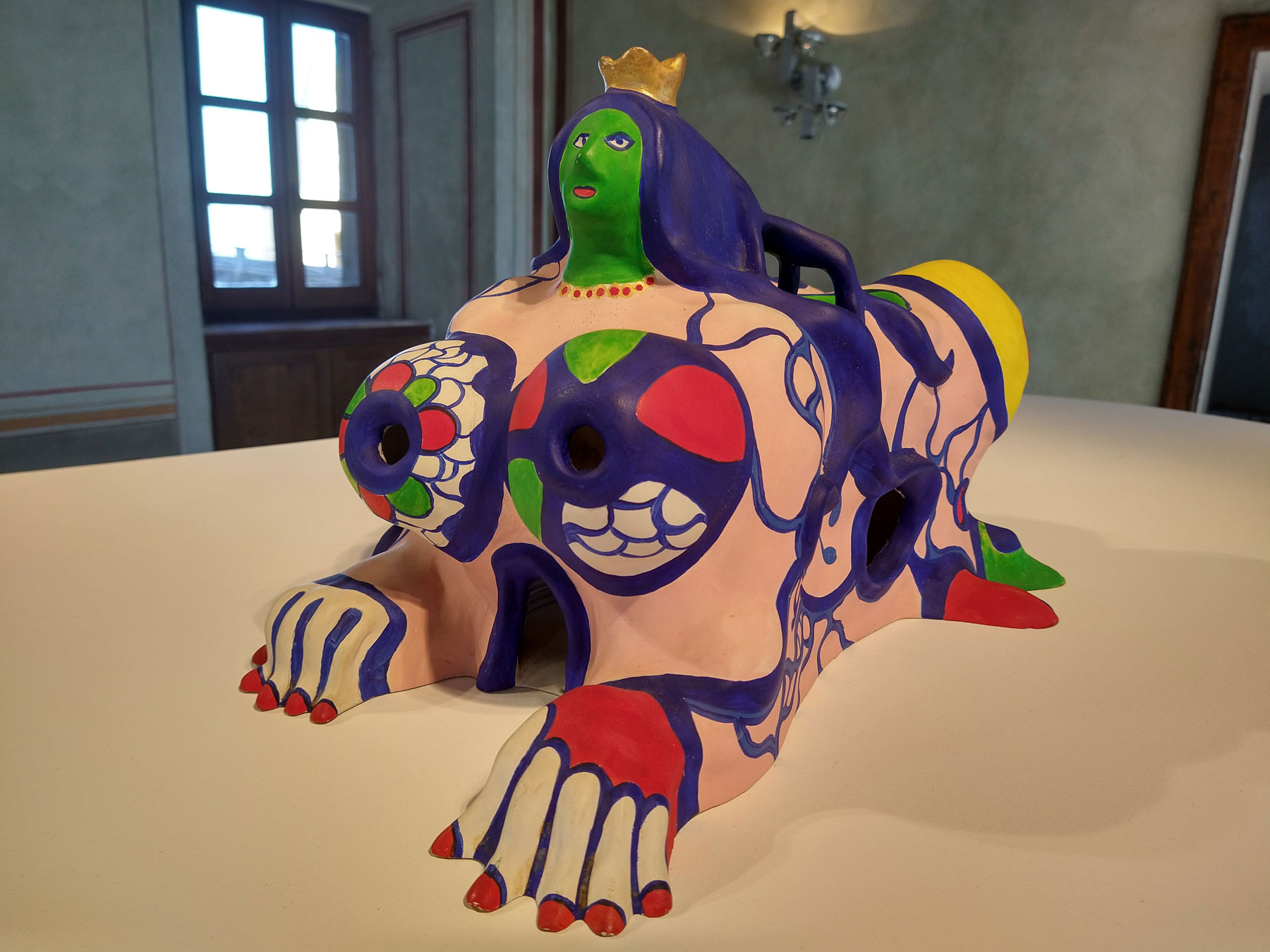 Niki de Saint Phalle, Le Sphinx (1983; poliestere dipinto e foglie d'oro; Collezione Fernanda Innocenti)
