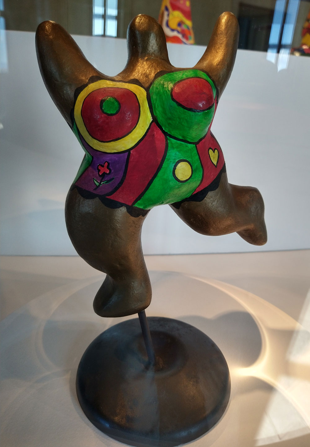 Niki de Saint Phalle, Mini nana qui court (1970; resina dipinta su base in metallo; Parigi, Galerie GP&N Vallois)
