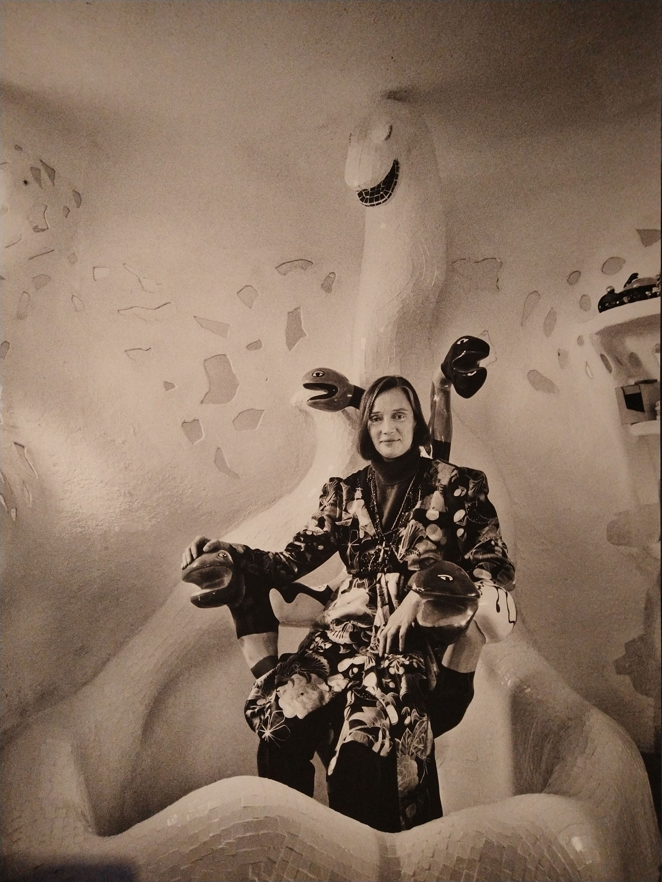 Niki de Saint Phalle sulla sedia serpente nella doccia dell'Imperatrice (1985; Niki Charitable Art Foundation)
