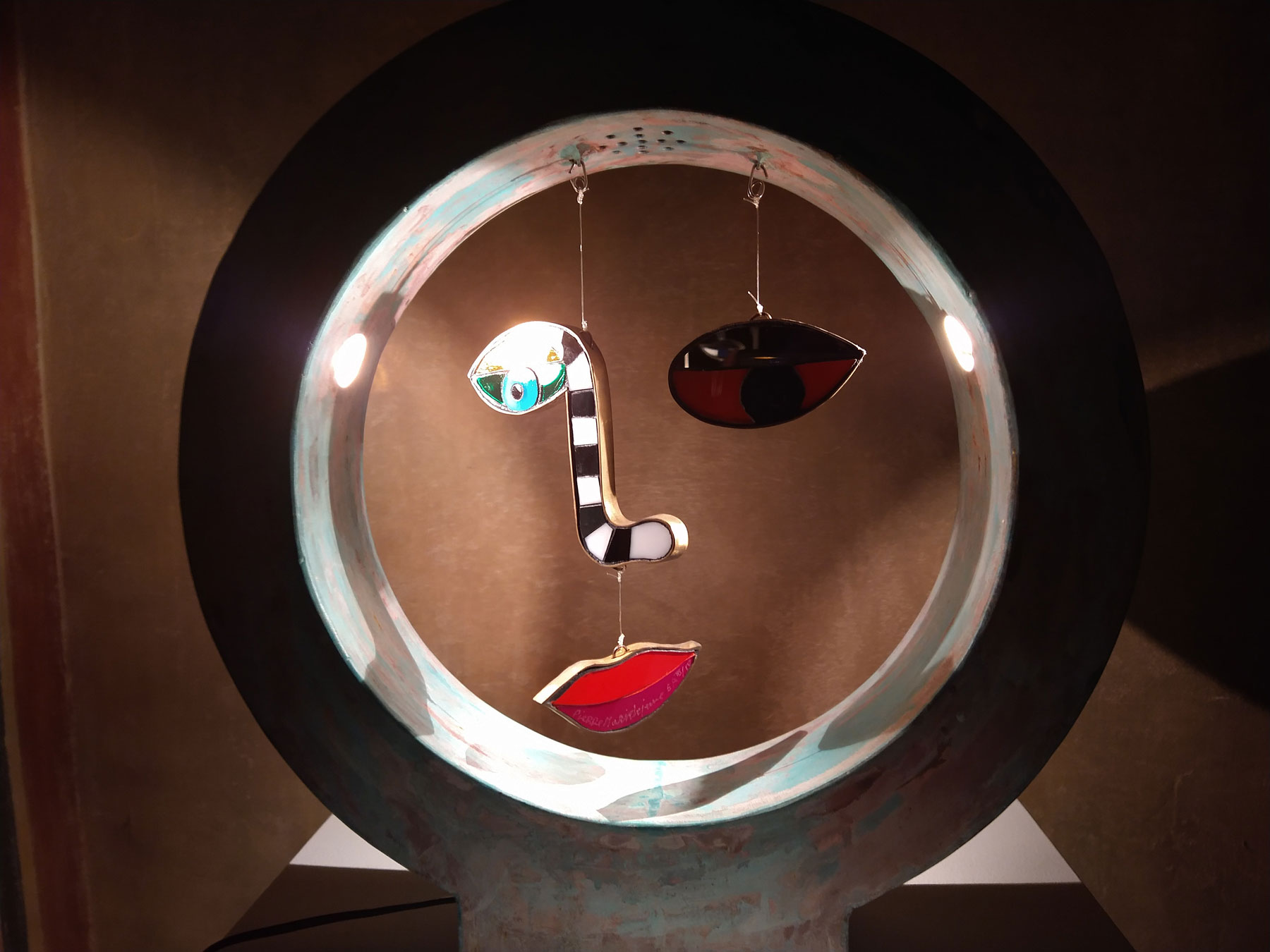 Niki de Saint Phalle, Visage (1999; ottone patinato, mosaico in vetro e specchio, luce elettrica a bassa intensità; Parigi, Galerie Messine)
