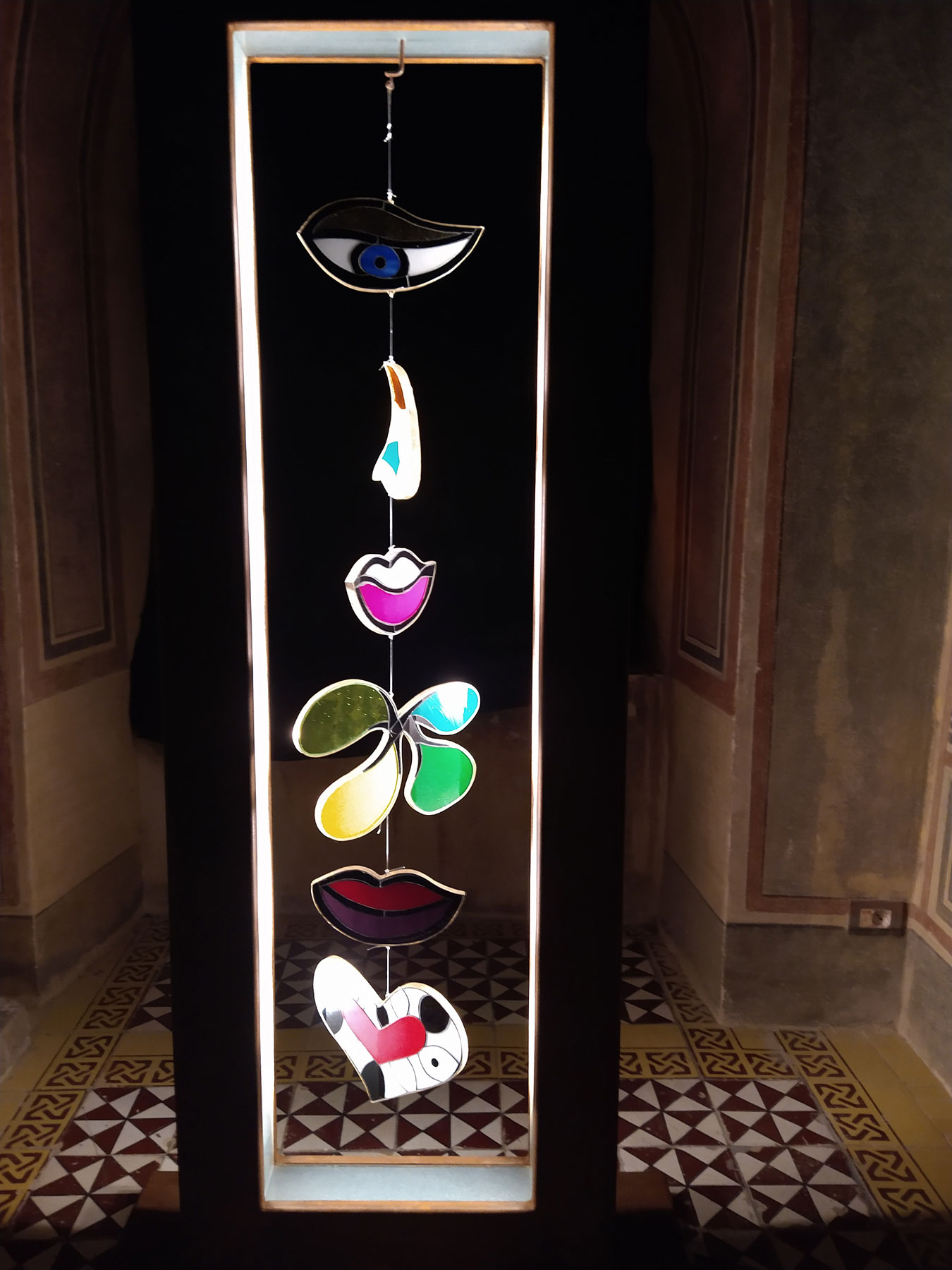 Niki de Saint Phalle e Pierre Marie Lejeune, Mobile (1999; acciaio, vetro, mosaico in vetro e specchio, luce elettrica a bassa intensità; Parigi, Galerie Messine)
