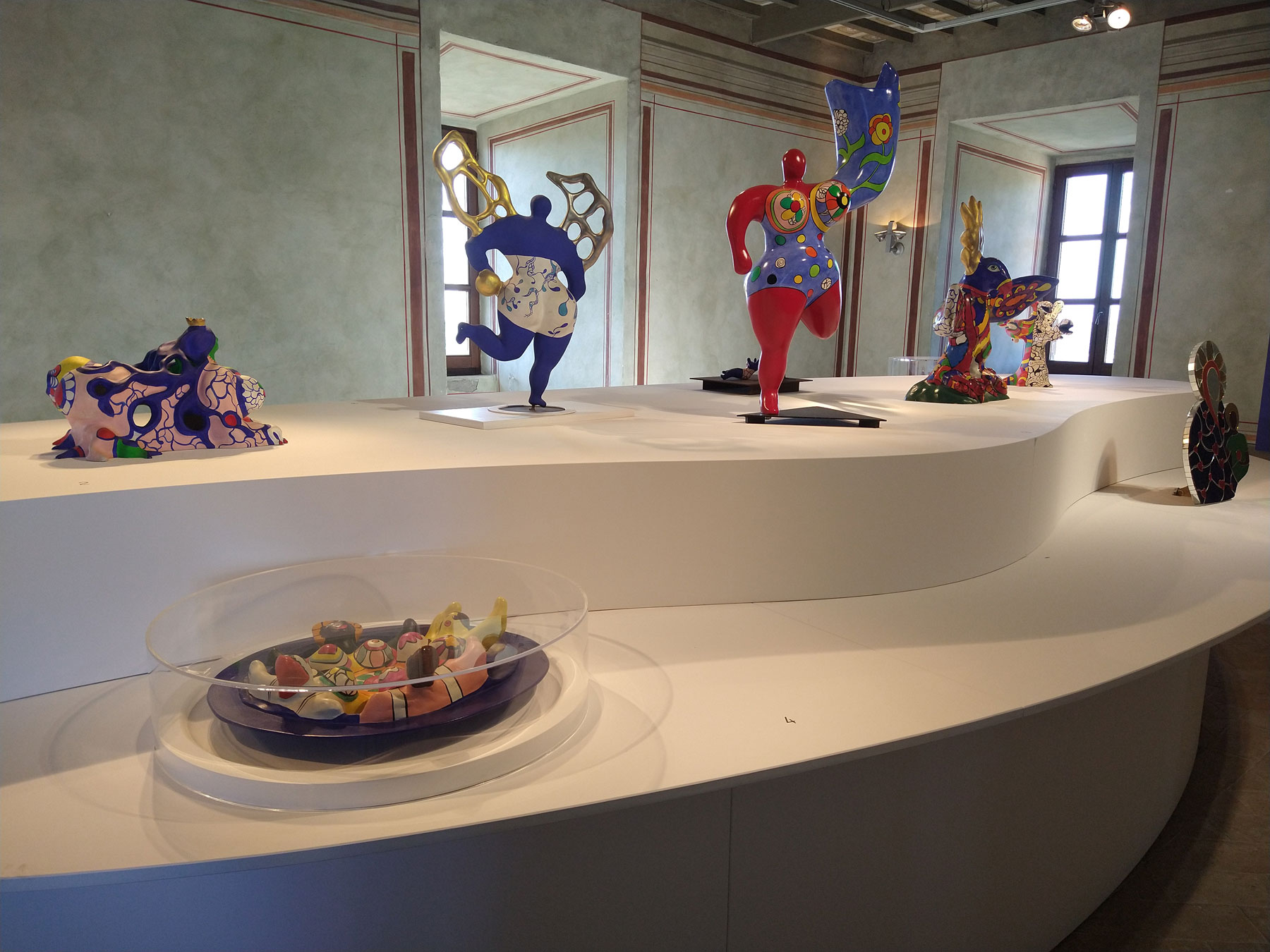 Sala della mostra Il luogo dei sogni: il Giardino dei Tarocchi di Niki de Saint Phalle (Palazzo Collacchioni)
