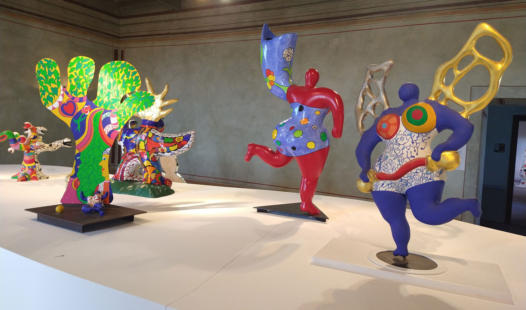 Sala della mostra Il luogo dei sogni: il Giardino dei Tarocchi di Niki de Saint Phalle (Palazzo Collacchioni)
