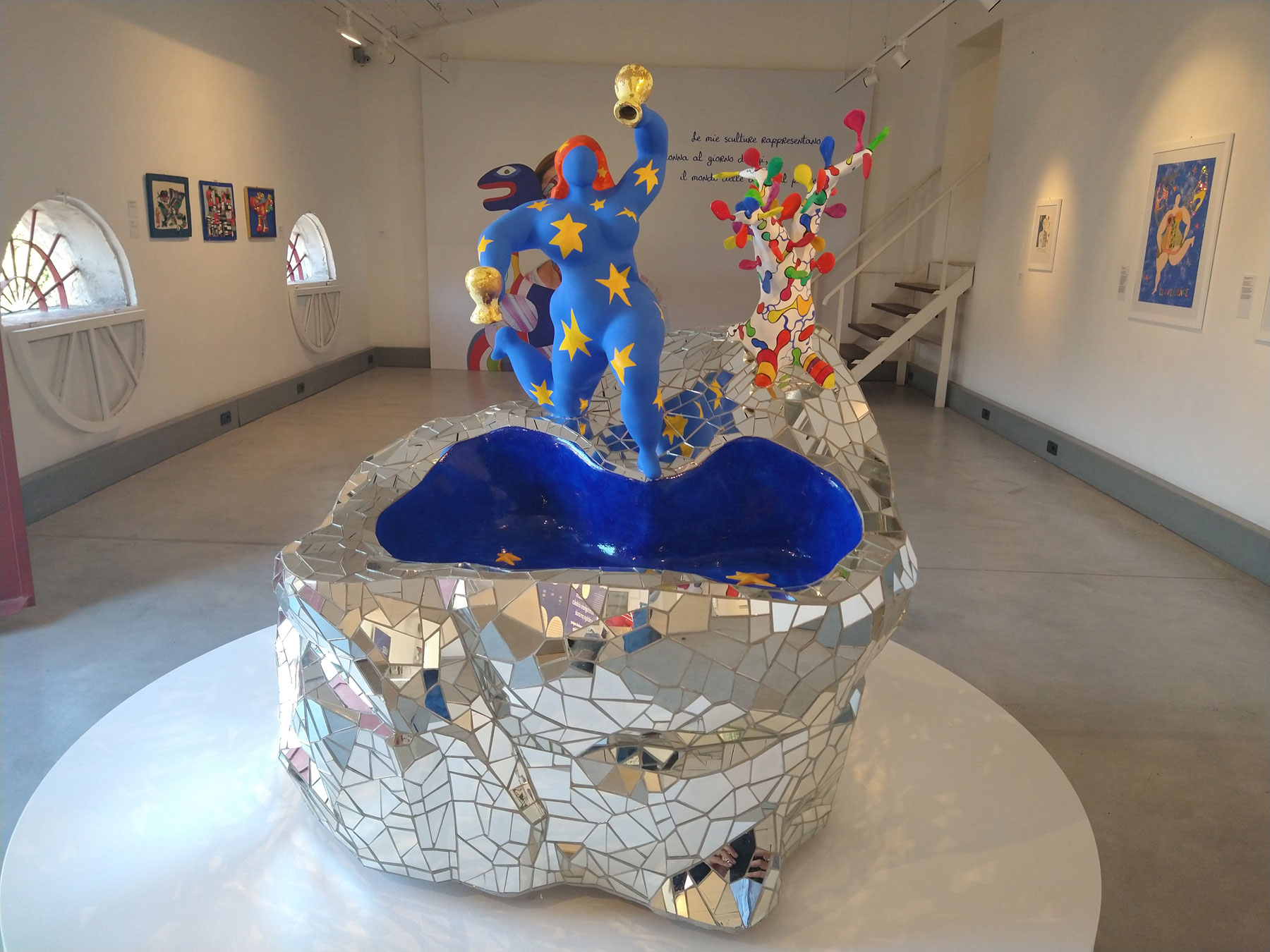 Sala della mostra Il luogo dei sogni: il Giardino dei Tarocchi di Niki de Saint Phalle (Galleria Il Frantoio)
