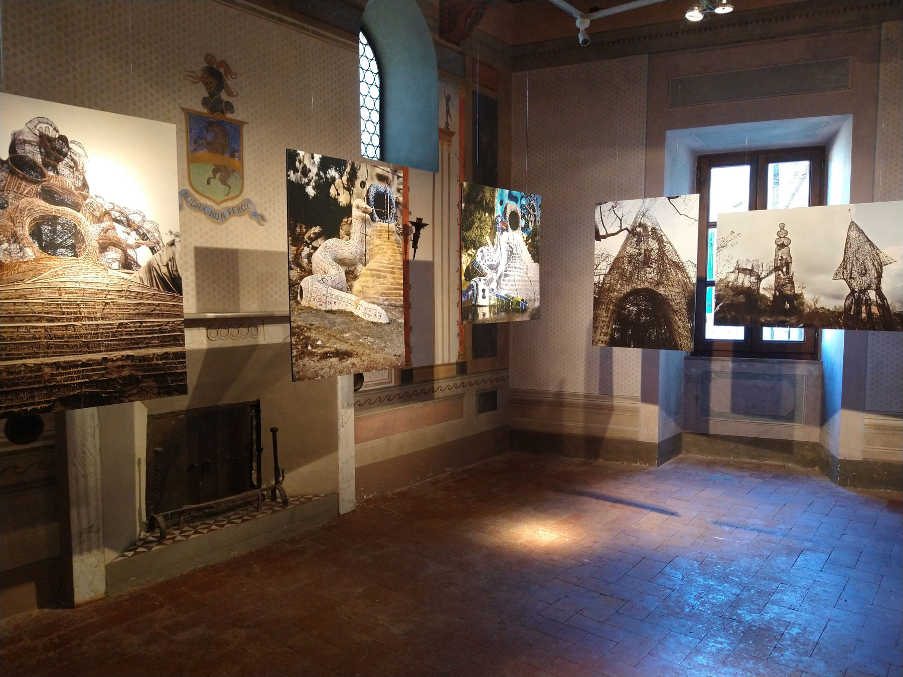 Sala della mostra Il luogo dei sogni: il Giardino dei Tarocchi di Niki de Saint Phalle (Palazzo Collacchioni)
