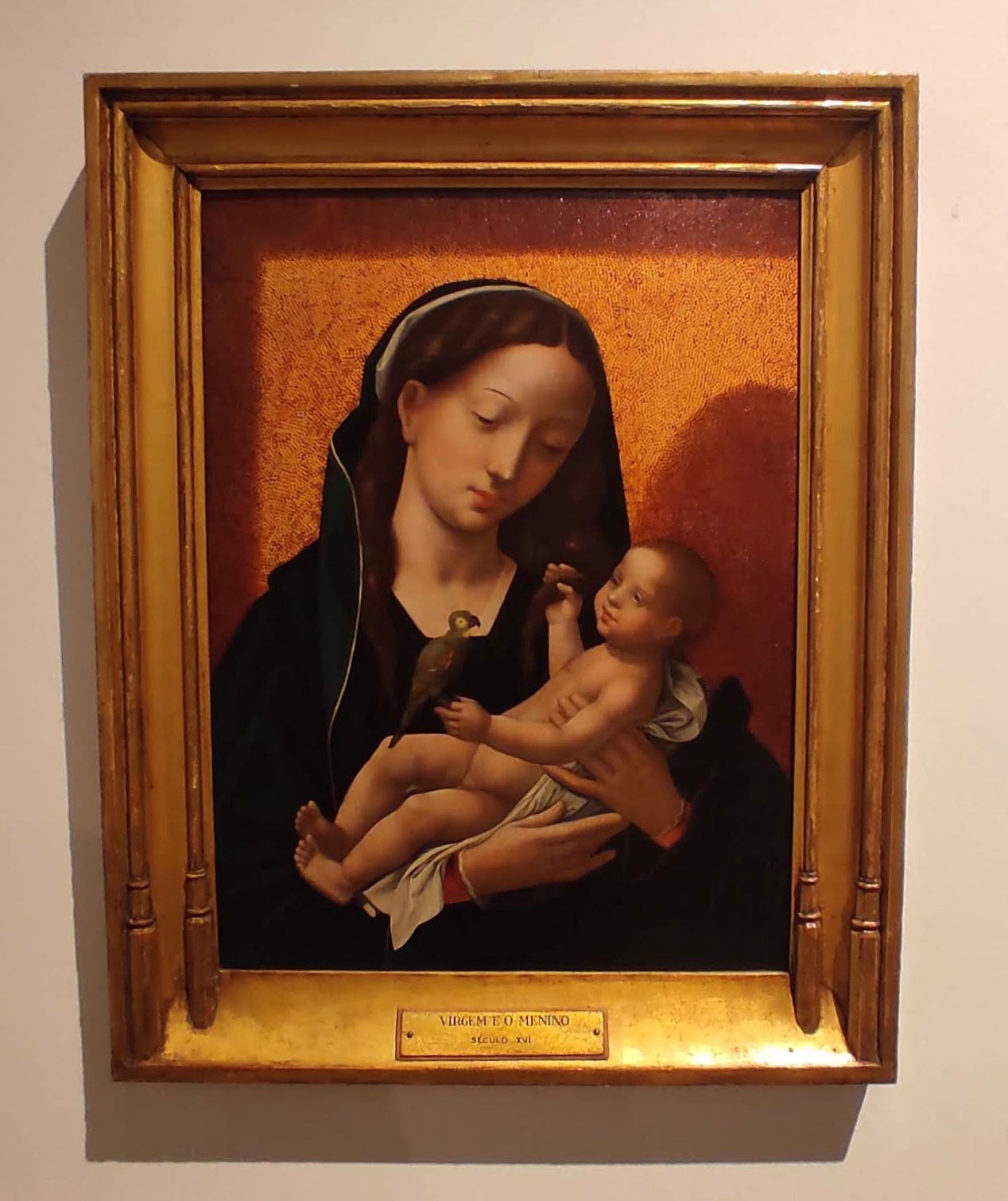 Anonimo fiammingo, Vergine con bambino e pappagallo (1510-1520 circa; olio su tavola; Lisbona, Museu nacional de arte antiga)
