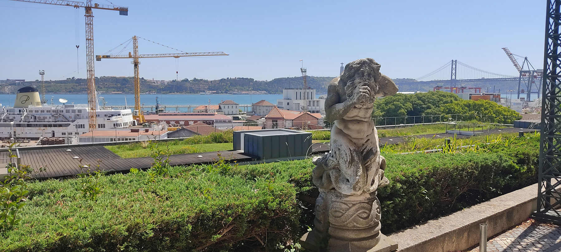 Il giardino del Museo affacciato sul fiume Tago
