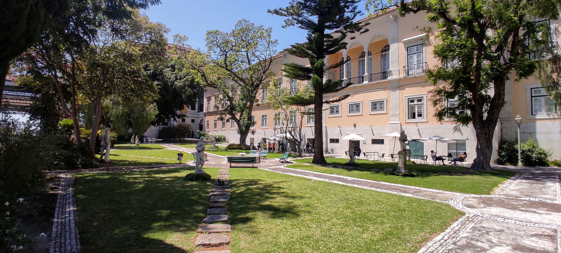 Il giardino del Museo affacciato sul fiume Tago
