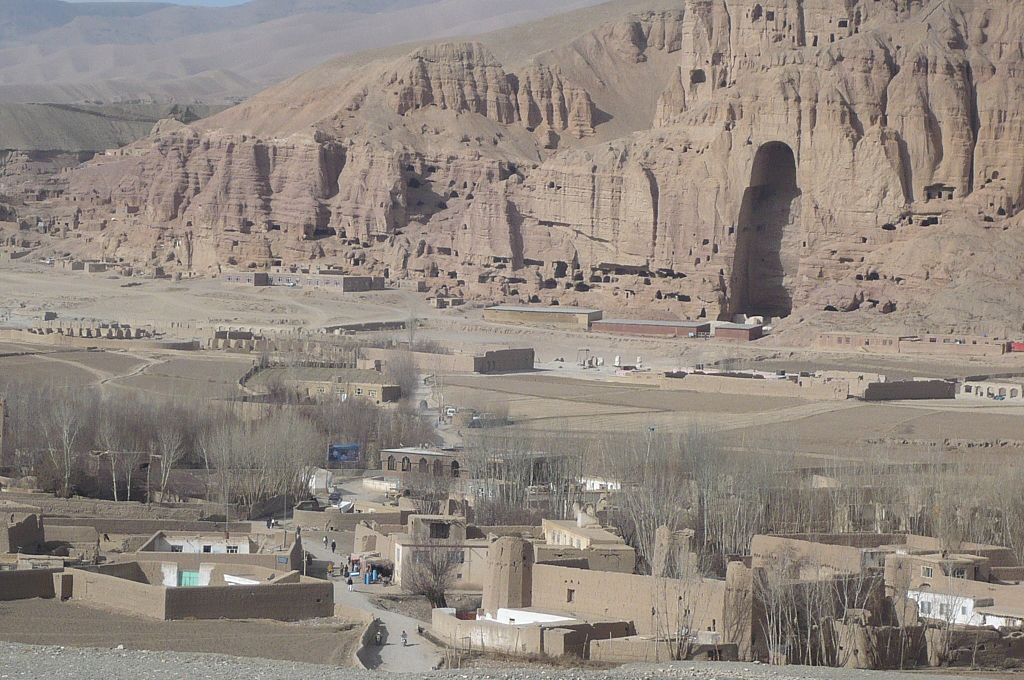 Valle di Bamiyan con la città e, sullo sfondo, la nicchia del Buddha maggiore vuota. Foto di Roland Lin
 Valle di Bamiyan con la città e, sullo sfondo, la nicchia del Buddha maggiore vuota. Foto di Roland Lin
