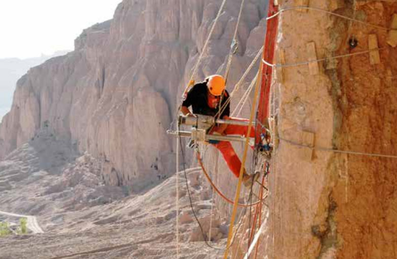 Operaio della Trevi S.p.A. nel cantiere dei Buddha di Bamiyan (2003-2006)
 Operaio della Trevi S.p.A. nel cantiere dei Buddha di Bamiyan (2003-2006)
