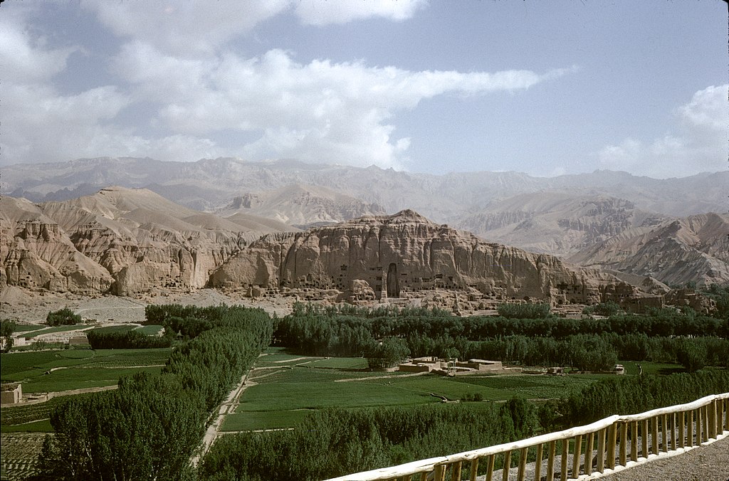La valle di Bamiyan con la statua grande prima del 2001. Foto di Françoise Foliot
 La valle di Bamiyan con la statua grande prima del 2001. Foto di Françoise Foliot