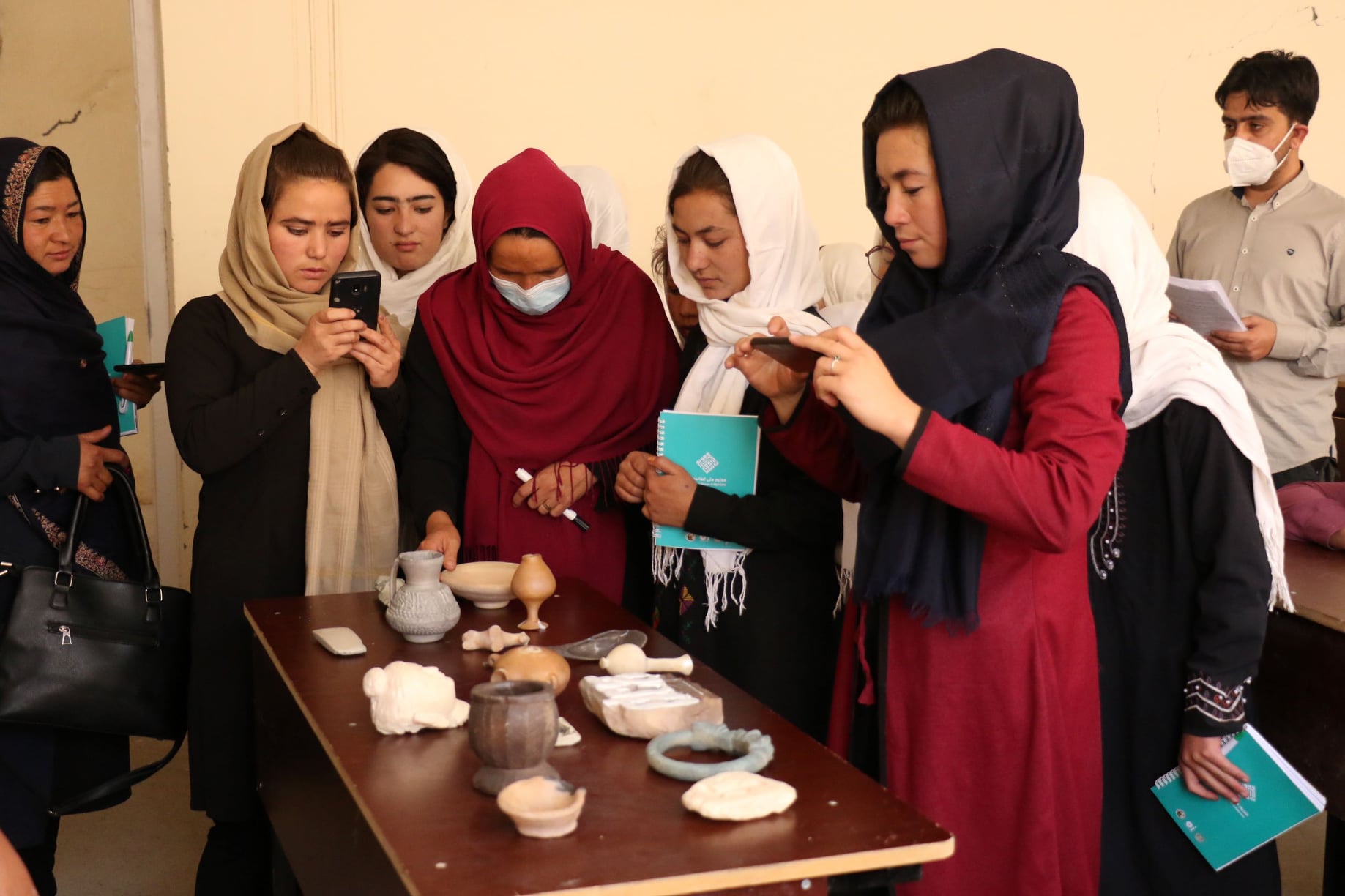 Studentesse di una scuola superiore afghana durante un laboratorio del Museo Nazionale di Kabul (giugno 2021)
