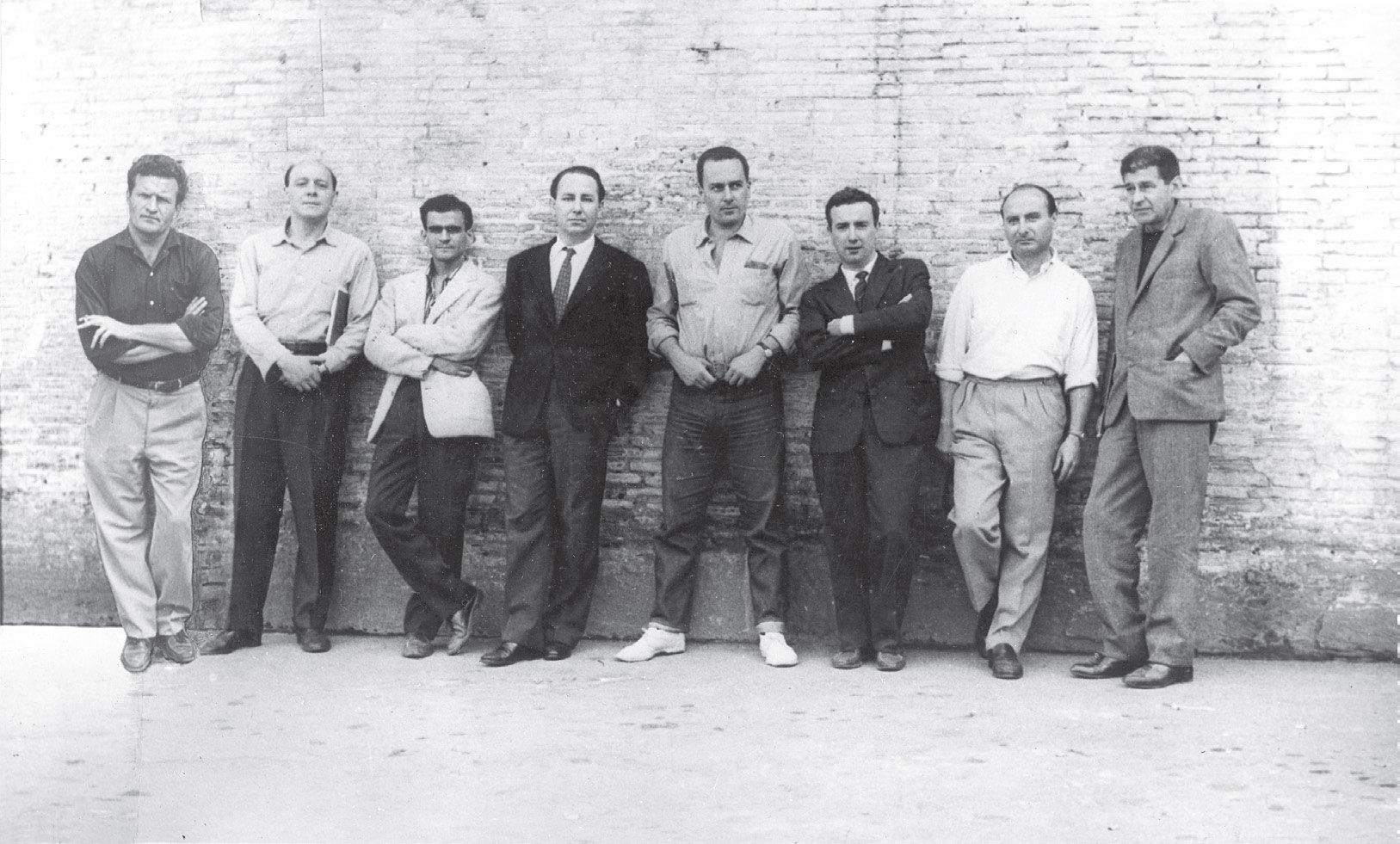 Gli artisti del gruppo Crack a Piazza del Popolo, Roma 1960, da sinistra: Pietro Cascella, Piero Dorazio, Gino Marotta, Fabio Mauri, Gastone Novelli, Achille Perilli, Mimmo Rotella, Giulio Turcato.
