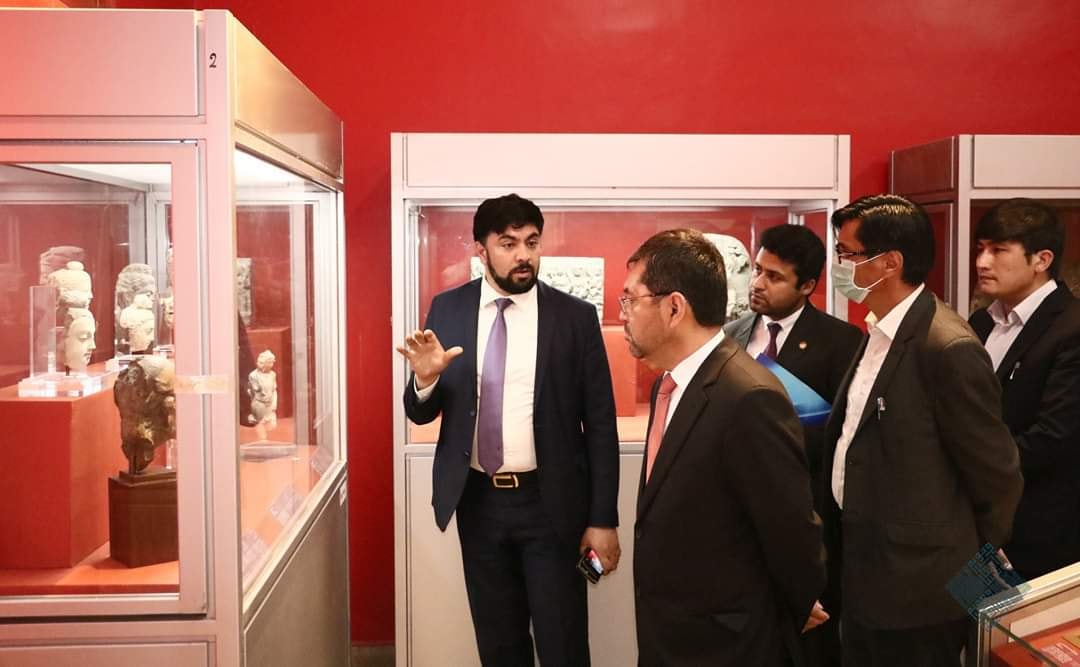 Il direttore Rahimi nelle sale del museo durante un incontro ufficiale. Foto: Museo Nazionale dell’Afghanistan
