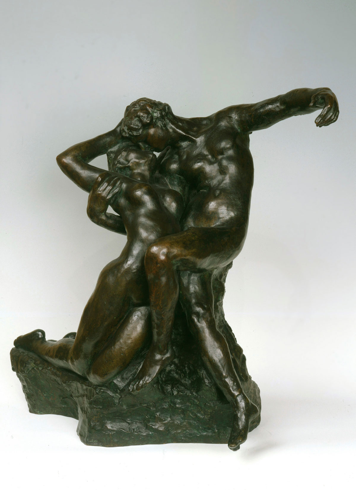 Auguste Rodin, Eterna primavera (1898; bronzo, 64 x 69 x 38,5 cm; Lisbona, Museo Gulbenkian)
