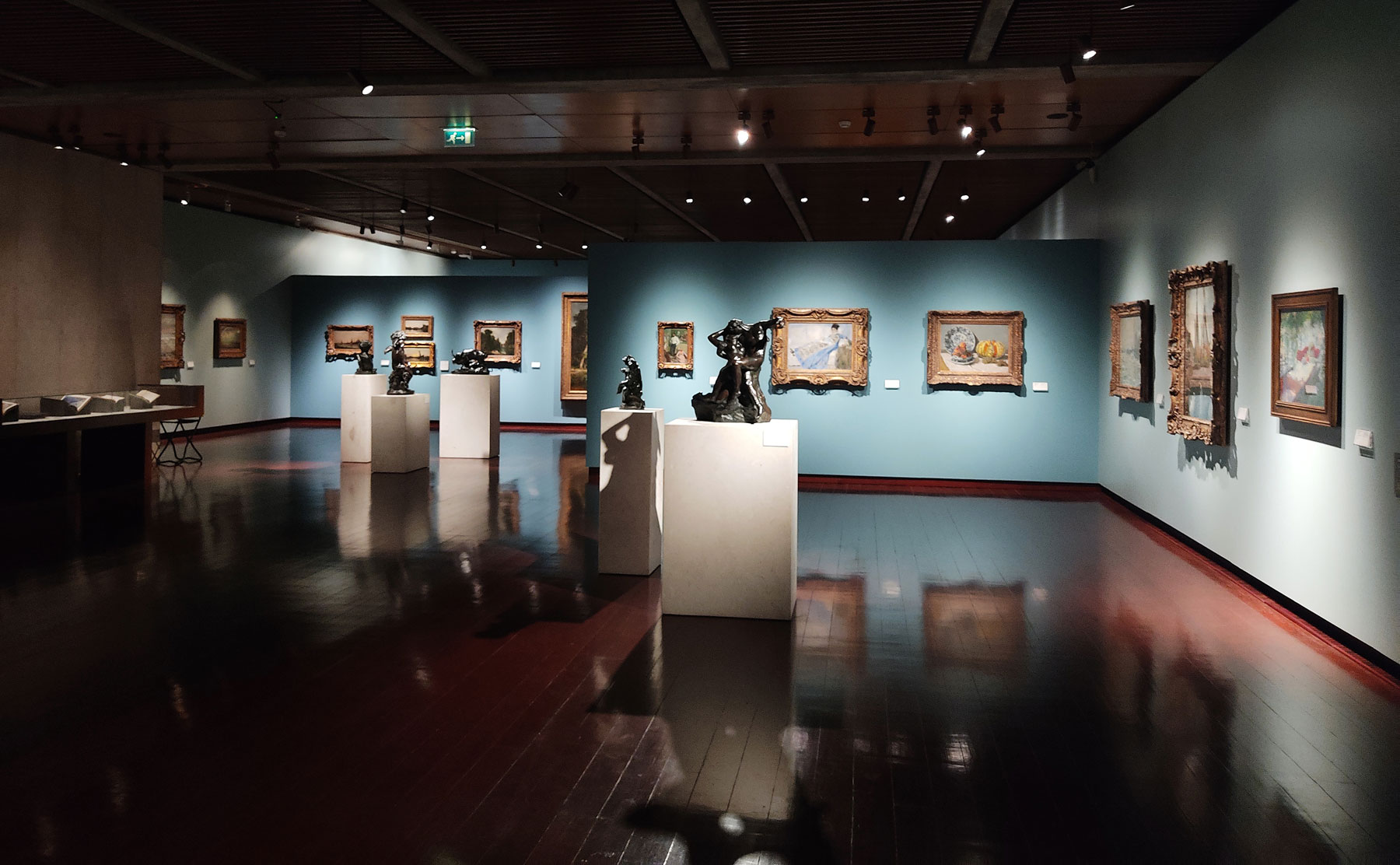Sala con collezione contemporanea; Lisbona, Museo Gulbenkian)
