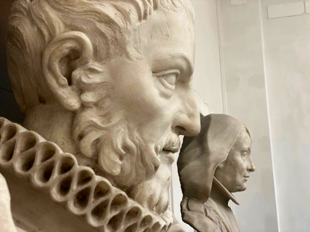 Dettaglio dei due busti
