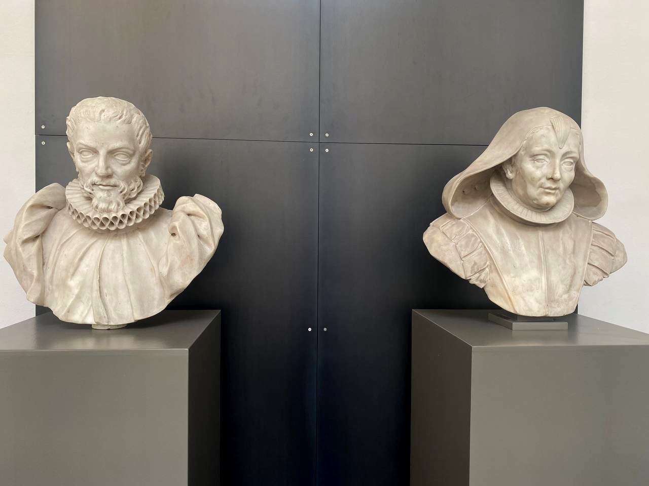Il busto di Tommaso Gentile e quello di Ginetta Pinelli, opere di Daniele Solaro
