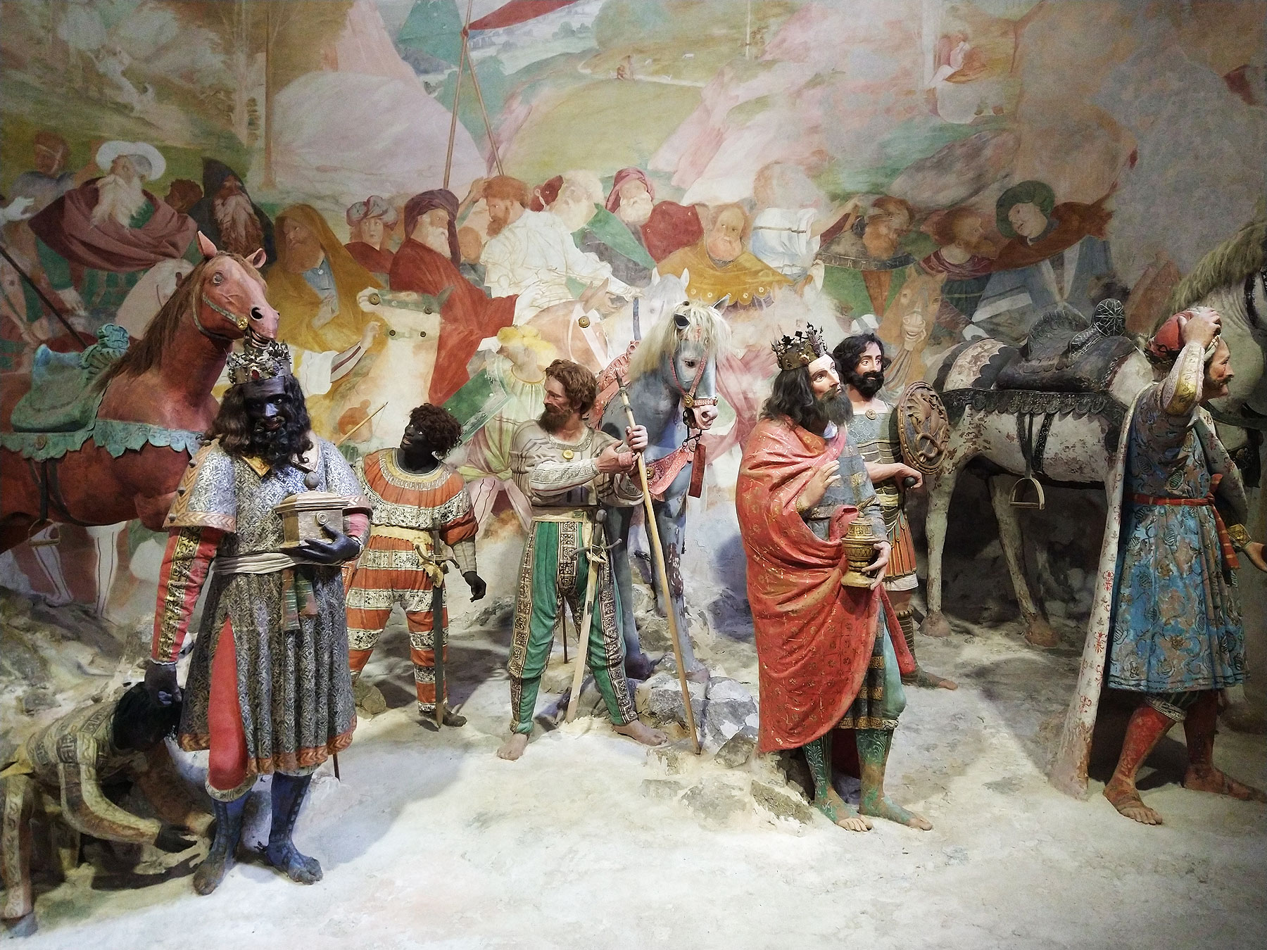 Cappella dell'Adorazione dei Magi. Sculture di Gaudenzio Ferrari. Foto Finestre sull'Arte
