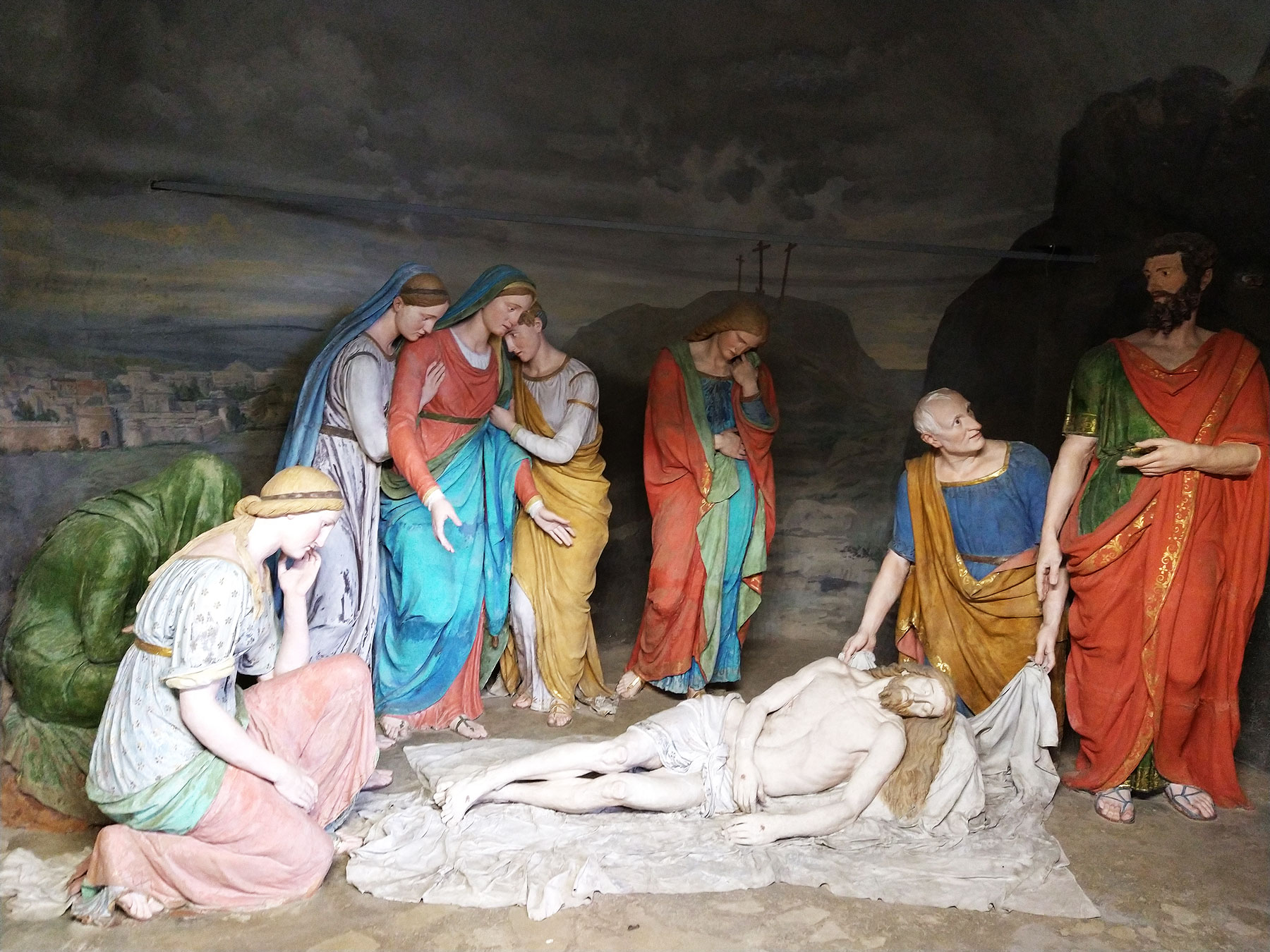 Cappella della Deposizione nel sepolcro. Sculture di Luigi Marchesi, affreschi di Pier Celestino Gilardi. Foto di Finestre sull'Arte
