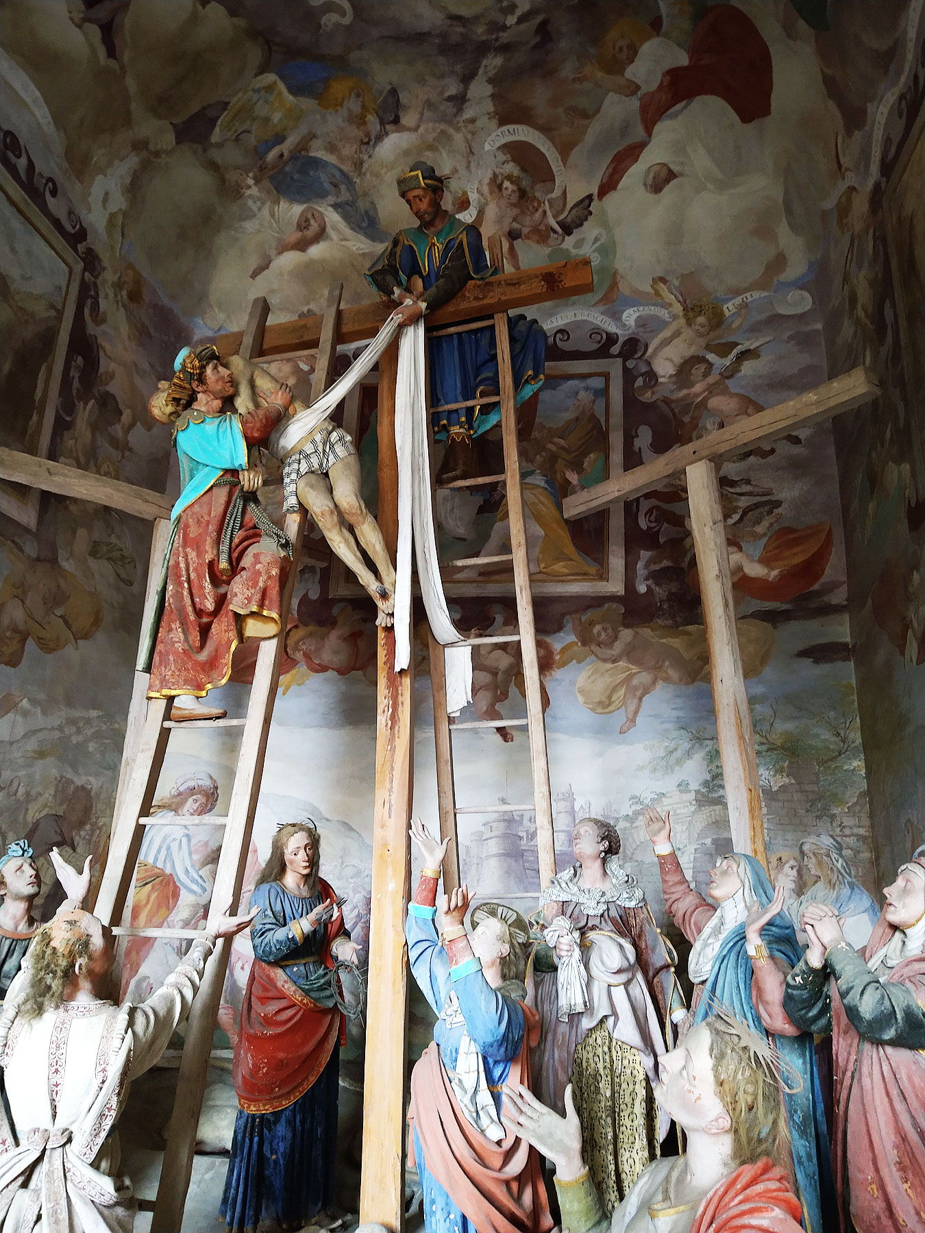 Cappella della Deposizione dalla Croce. Sculture di Giovanni d'Enrico e Giacomo Ferro, affreschi di Melchiorre Gilardini detto il Ceranino. Foto di Finestre sull'Arte
