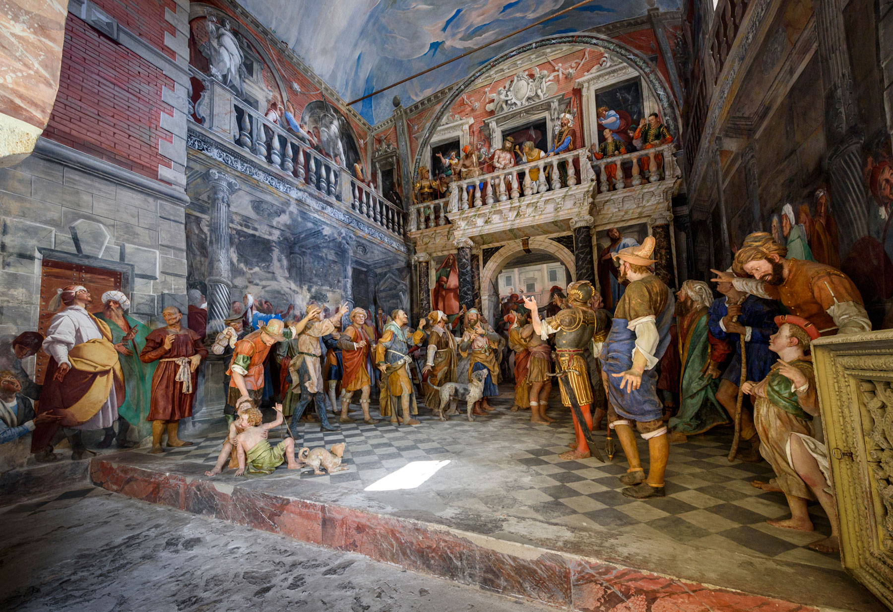 Cappella dell'Ecce Homo. Sculture di Giovanni d'Enrico, affreschi di Pier Francesco Mazzucchelli detto il Morazzone. 
