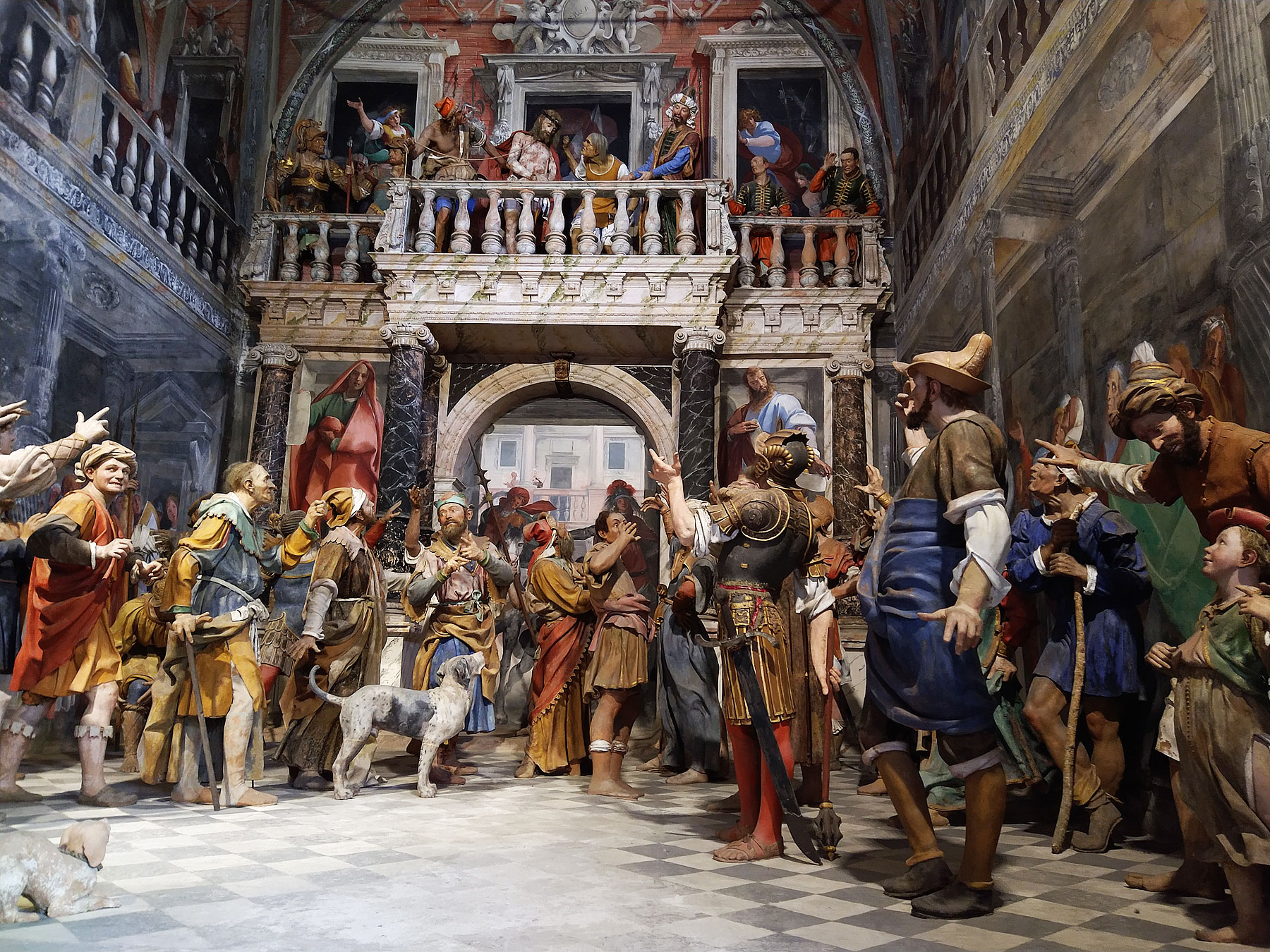 Cappella dell'Ecce Homo. Sculture di Giovanni d'Enrico, affreschi di Pier Francesco Mazzucchelli detto il Morazzone. Foto di Finestre sull'Arte
