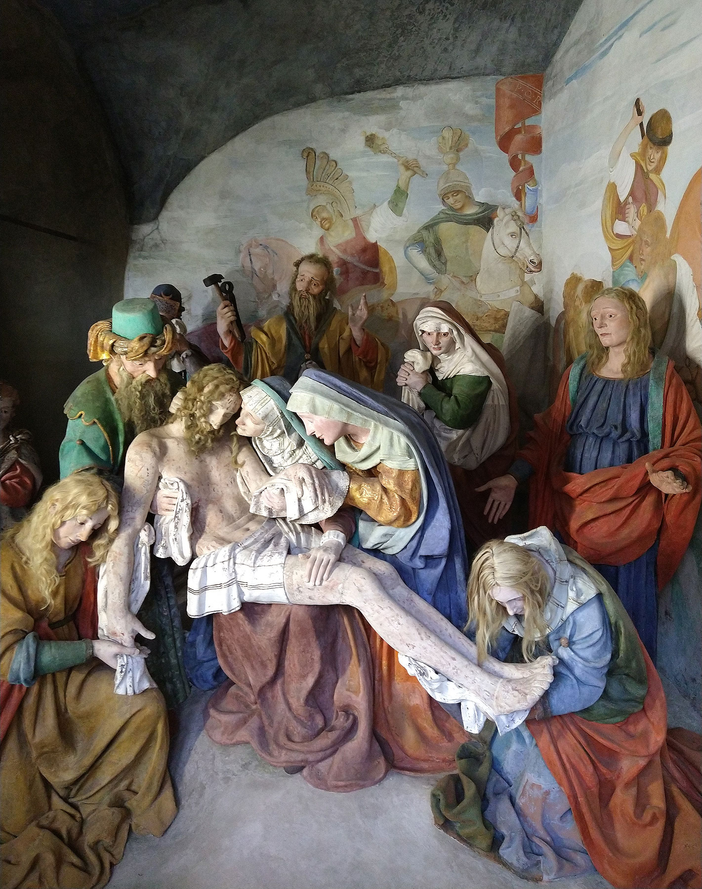 Cappella della PietÃ . Sculture di Giovanni d'Enrico, affreschi di Gaudenzio Ferrari. Foto di Finestre sull'Arte
