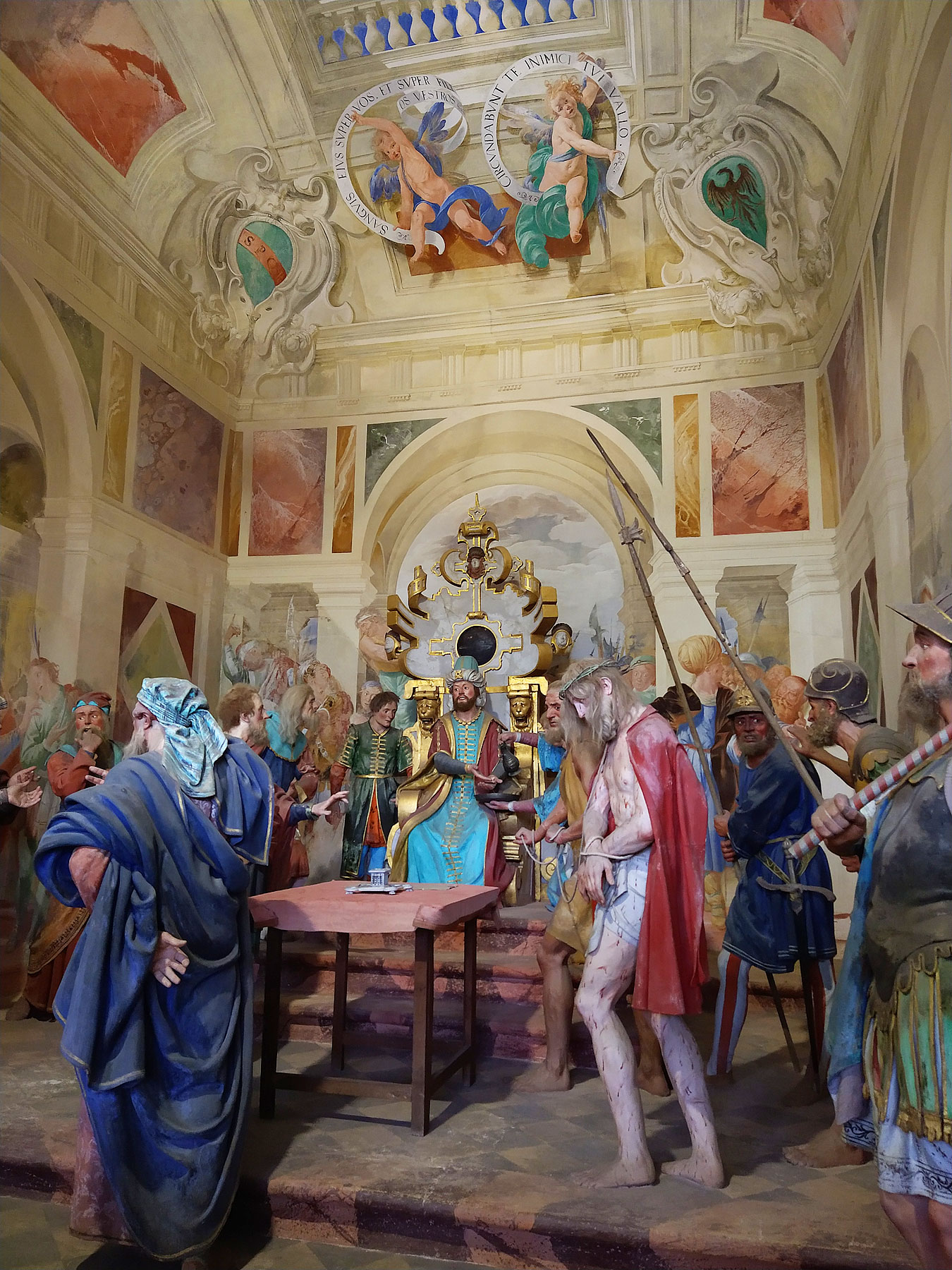 Cappella di Pilato che si lava le mani. Sculture di Giovanni d'Enrico, affreschi di Tanzio da Varallo. Foto di Finestre sull'Arte
